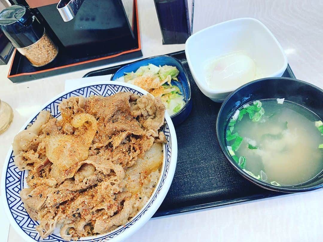 星野光正さんのインスタグラム写真 - (星野光正Instagram)「梅田MAXの目の前の吉野家が閉店して、牛丼を食べる機会がめっきり減りました。  どうしても牛丼を食べたくて町田まで来てみました。  やっぱ牛丼は吉野家やな♪  #プロダーツプレイヤー #ダーツインストラクター #ダーツ #エスダーツ #エスダーツオフィシャルプレイヤー #targetsportsjapan #星野光正 #星野飯 #三児のパパ #アラフォーパパ #料理好き #吉野家  #町田駅」9月29日 14時01分 - pyro618