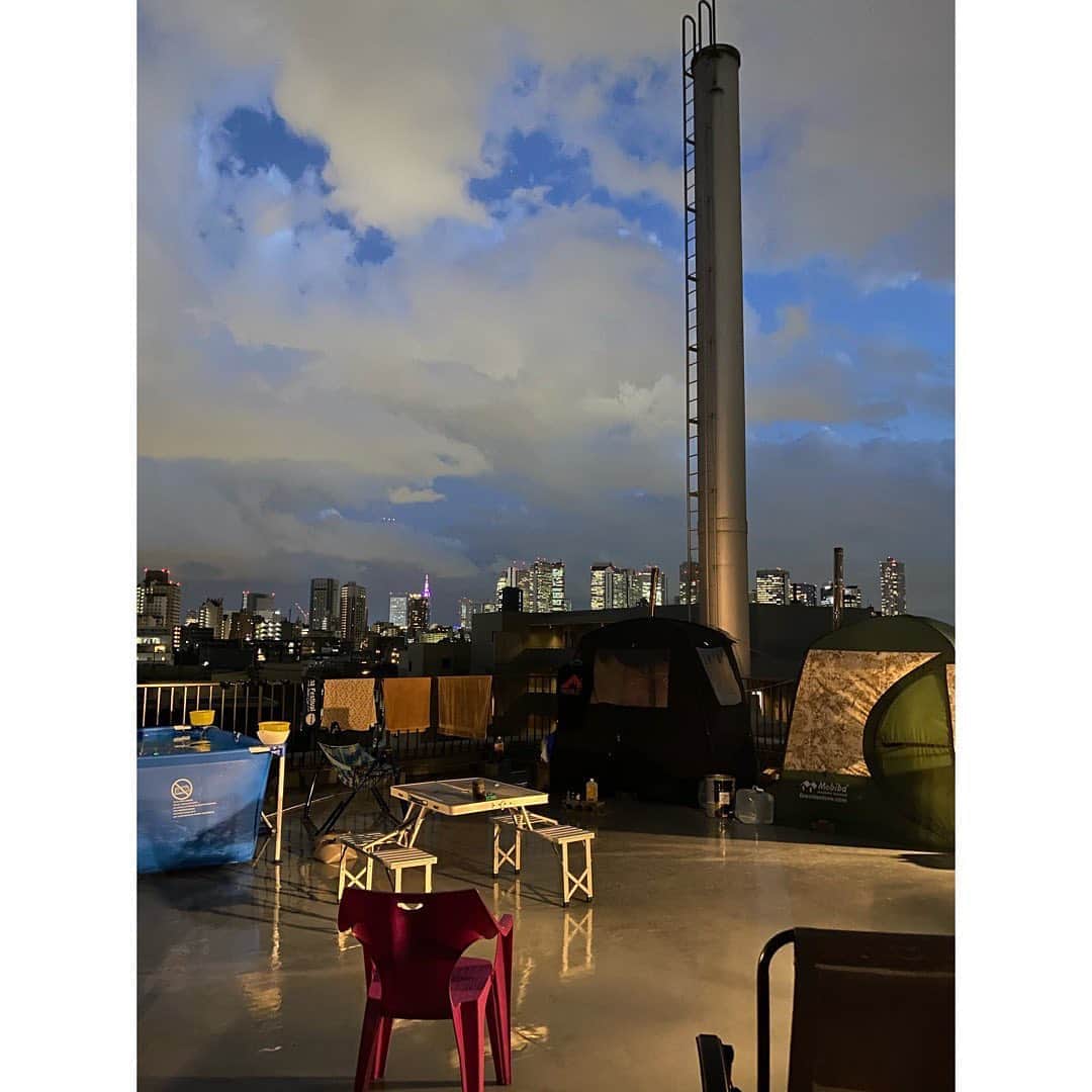 松野井雅（原紗央莉）さんのインスタグラム写真 - (松野井雅（原紗央莉）Instagram)「#松本湯 ( @matsumotoyu1010 )にて🧖‍♀️🧖‍♀️ アーバンな街並みと共に 贅沢な屋上 #テントサウナ 90分⛺️⛺️ #モルジュ #モビバ ホッッカホカ熱々のひととき マウンテンハーブのアロマ水が好みだった🌿 #セルフロウリュウ 出会いに 環境に 感謝しかありません 気持ち良かった〜🌃🌕 来月も開催あるそうです ぜひに♨️ #サウナ #水風呂 #外気浴 大好きすぎる🧡🧡🧡🧡」9月29日 14時07分 - miyavimatsunoi