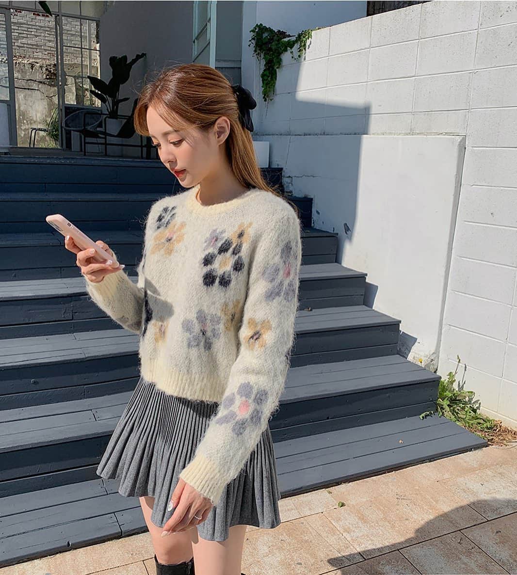 Chuuのインスタグラム：「폭닥폭닥 따숩따숩한 아크릴 소재의 니트❣️  여러 바텀과 코디하기 좋은 파스텔톤 컬러감으로 모델 착용한 베이지 컬러는 물론이고 아더 컬러인 그레이 컬러도 인기가 너무 많아요!!  연휴 기간 사이트에서 쿠폰 다운 받으면 할인된 가격으로 구매 가능하답니다🤗」