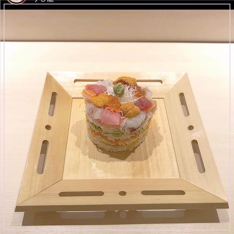 ピコフードさんのインスタグラム写真 - (ピコフードInstagram)「. 見た目が美しすぎるお寿司🍣 フォトジェニックな「すしケーキ」が土日祝日ランチ限定で食べられるよ🎂 . 🍽️🍽️🍽️🍽️🍽️🍽️🍽️🍽️ お店のタグ #すし龍  他の地域を探す #piko_渋谷 . 🍽️🍽️🍽️🍽️🍽️🍽️🍽️🍽️ . @hamasho_1129  @kmk.sakura  @goo2monster  @baby_milk_doll  さんありがとうございます😊 .  🐥 🐥 🐥 🐥 🐥 🐥 🐥 🐥 🐥 🐥 🐥 🐥 . ※最新の情報は調べてご確認をお願いします🙇🏻‍♀️ . 関東圏内のオシャレなグルメの投稿を厳選し、 紹介してます👣👀 オシャレなグルメを見つけよう！➡️ @piko_food_ #piko_food もつけて投稿してくれると いいねとたまにコメントしに行きます❤️ . 🐥 🐥 🐥 🐥 🐥 🐥 🐥 🐥 🐥 🐥 🐥 🐥 . #すしケーキ #寿司ケーキ #お寿司大好き #お寿司ケーキ #お寿司ランチ #寿司ランチ #渋谷グルメ #渋谷ランチ #渋谷ランチ部 #お寿司屋さん #映え寿司 #일본카페 #도쿄카페 #東京グルメ #東京ランチ #東京カフェ #東京カフェ散歩 #東京グルメ旅 #東京カフェめぐり」9月29日 14時13分 - piko_food_