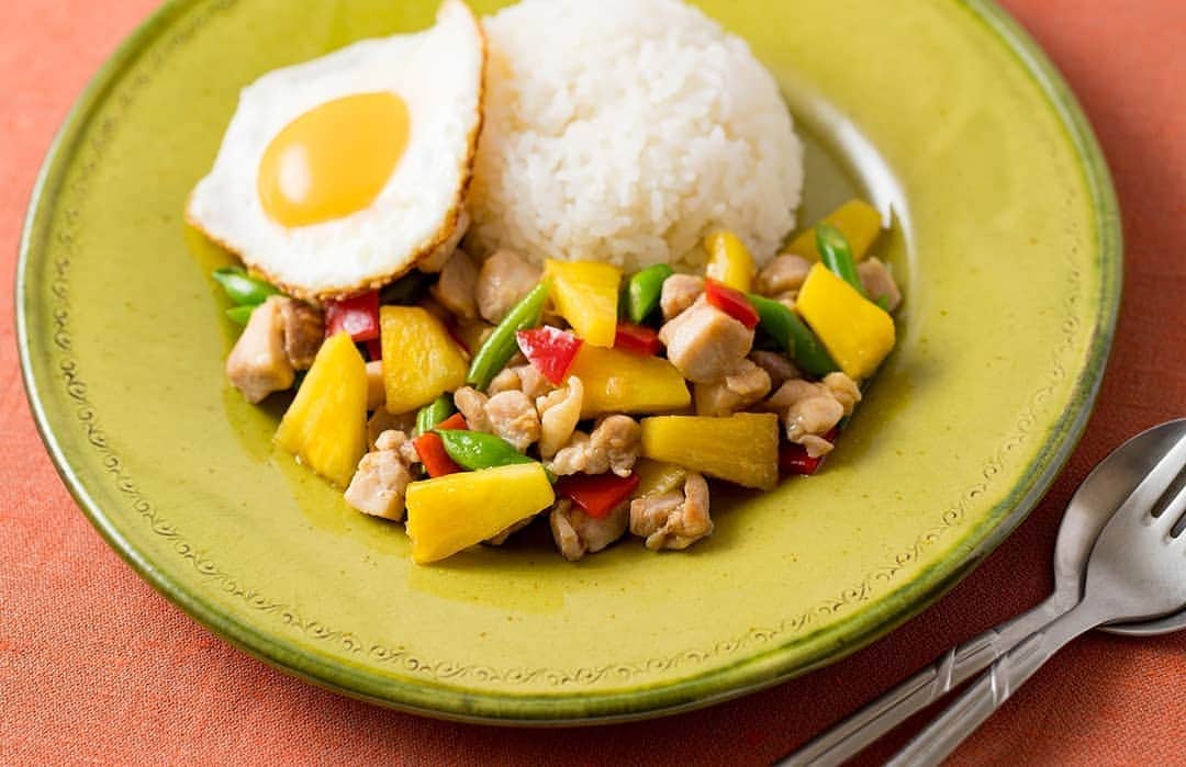 Dole_jp ドール ジャパンのインスタグラム：「おうちでタイの定番料理ガパオライス風😋 本場のガパオはスパイシーですが、 こちらは辛くないのでお子さんでもおいしく食べられます。 ． ． 本日ご紹介するレシピはこちら！ ▼▼▼ 【パイナップル入りガパオ風炒め】 ． ． ✏️材料（2人分） ． ・パイナップル 1/4個（正味150ｇ） ・鶏もも肉 200g ・さやいんげん 35g ・パプリカ（赤）1/4個 ・にんにく（みじん切り）2.5g ・しょうが（みじん切り）2.5g ・サラダ油 大さじ1/2 ・ごはん 2皿分 ・卵 2個 ． ＜調味料＞ オイスターソース 大さじ1 酒 大さじ1 砂糖 大さじ1/2 塩、こしょう各少々 ナンプラー（しょうゆで代用可） 大さじ1 ． ． ✏️作り方 1． パイナップルは皮と芯を除いて1.5㎝の角切り、鶏もも肉は１㎝程度の角切りにする。 さやいんげんは３㎝長さの斜め切り、パプリカは１㎝の色紙切りにする。 ． ． 2. 卵は目玉焼きにする。調味料の材料は合わせる。 ． ． 3． フライパンにサラダ油、にんにく、しょうがを入れてから火にかけ、 香りが立ったら鶏肉を入れ、焼き色がつくまで炒めて火を通す。 ． ． 4. パイナップル、さやいんげん、パプリカを加えてさらに炒め、 合わせ調味料を加え汁気がなくなるまで炒め合わせる。 ． ． 5． 器にごはんと4を盛り合わせ、目玉焼きをのせる。 ． ． ナンプラーは、しょうゆでも代用可能ですが、 本場のエスニックさを感じたい場合はナンプラーを使うのがおススメ✨ ぜひお家で作ってみてくださいね😉 ． ． #ドール #Dole #フルーツ #パイナップル #鶏肉 #ガパオライス #タイ料理 #レシピ #アレンジ #デリスタグラマー #うちカフェ #おうちcafe #インスタフード #クッキングラム #レシピ #簡単レシピ #手料理 #献立 #栄養満点 #健康 #料理好きな人と繋がりたい #pineapple #recipe #fruits #foodie #cooking #delistagrammer」