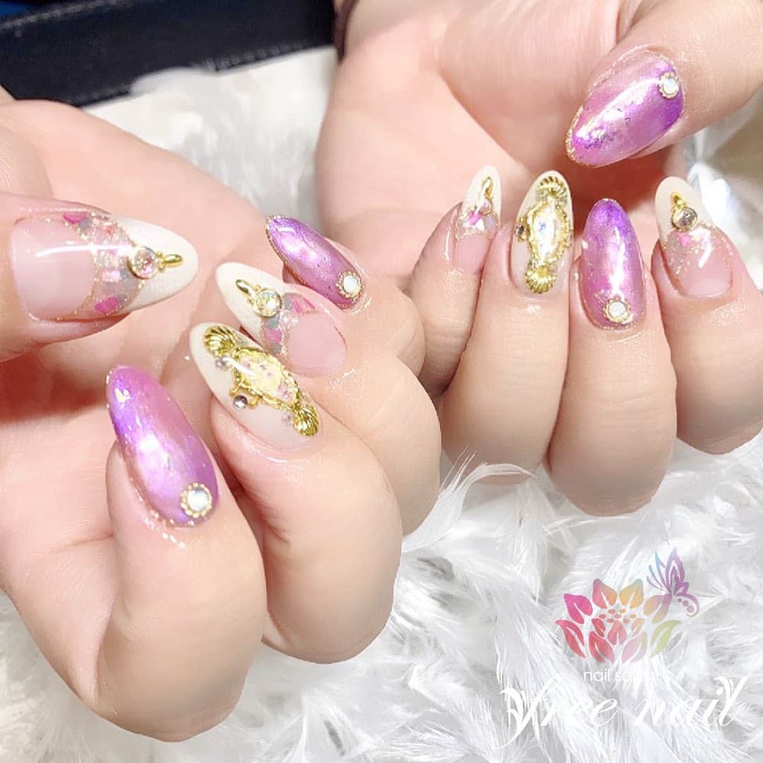 free nail フリーネイルのインスタグラム：「. お客様ネイル💅🏻🌙 . デザインフレンチ💗✨ . オーロラパープルがキラキラ🥺💜✨ . ご来店ありがとうございました🙇🏻‍♀️🙇🏻‍♀️🙇🏻‍♀️💗 . #ネイルアート #ジェルネイル #ネイルサロン #大阪ネイルサロン #ネイルデザイン #ネイルチェンジ #フレンチネイル #オーロラネイル #シェルネイル #キラキラネイル #パープルネイル #クリアネイル #デザインネイル #トレンドネイル #おしゃれネイル #大人ネイル #ロングネイル #秋ネイル #autumnnails #nailsart #nailsdid #美甲 #日式美甲 #日式美甲胶 #日本美甲师 #日本美甲老师 #美甲上课 #日本胶 #フリーネイル #freenail」