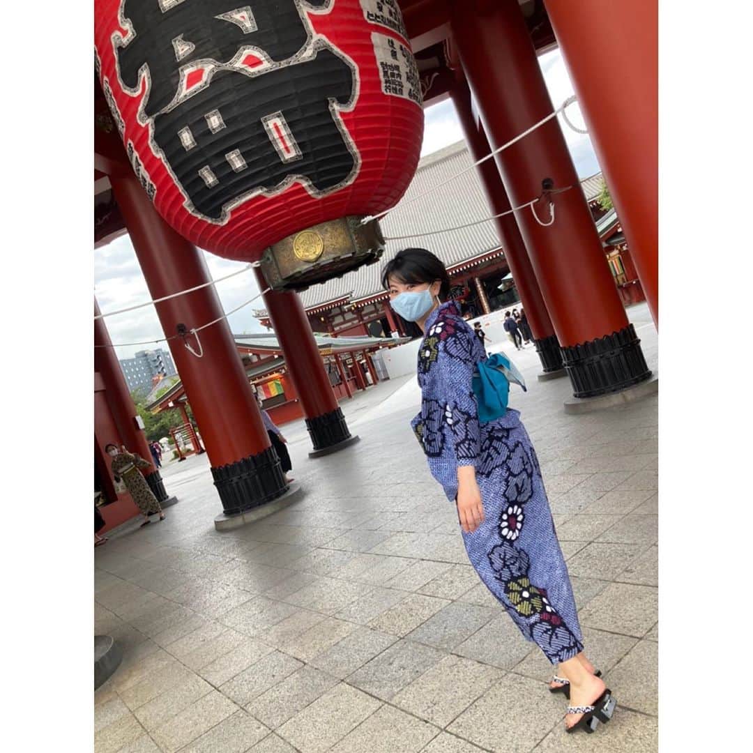 近藤祥子のインスタグラム：「🍁 気付いたらあっという間に秋模様。 . 今年の夏はお祭りも花火大会もなくて 寂しい夏になりそうだったので、 夏が終わる前にと、9月初め。 友達と今年ならでは【浴衣とマスク】で、 散策してきました😊 . . 写真撮る時だけ一瞬マスク外したり、 これはこれで、楽しく、良い思い出❤❤ . . #浴衣 #ゆかた #ゆかた女子 #浴衣女子 #ゆかたコーデ #浴衣コーデ #浅草 #東京スカイツリー #yukata #japanesegirl #japanese #japaneseculture #asakusa #絞り染め #絞り浴衣 #ショートカット女子 #kimono #kimonostyle」
