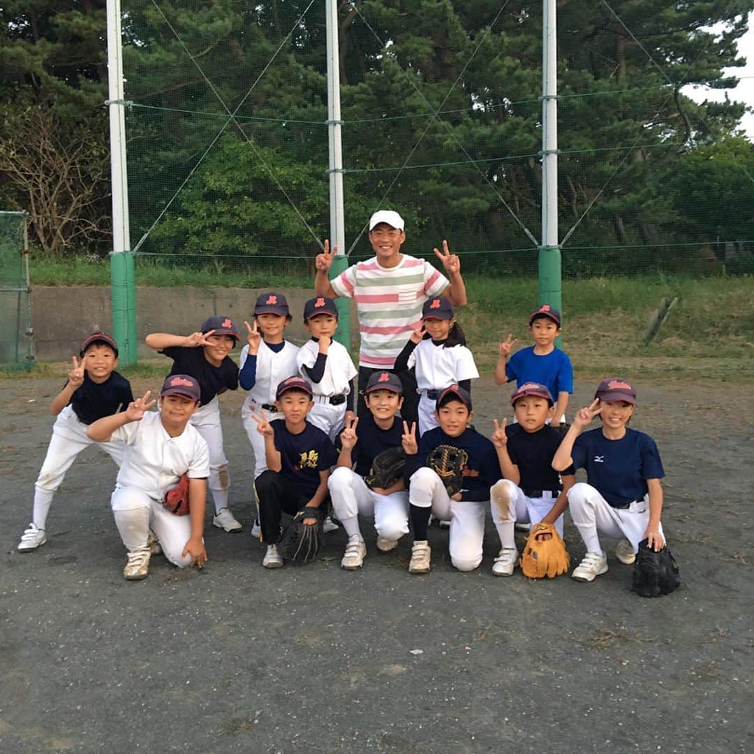 桧山進次郎さんのインスタグラム写真 - (桧山進次郎Instagram)「実は本州最北端の青森県下北半島、大間に来ています‼️ 恐らく初めて青森県に来たような気が（ヤッタァー）  大間と言えばマグロ🎣  そうなんです。マグロ釣りを始めて6年。未だに釣った事がなく今回は気合が入っての大間っす💪 ただ昨日は海が荒れていたので舟が出ず観光のみ。 夕方は船長の声掛けもあって地元の野球少年達と急きょ楽しく野球教室を😁  皆んなからパワーを貰って初のマグロゲットするぞ‼️ #奥戸マリンズ #マグロ  #マグロ釣り  #大間のマグロ  #下北半島  #桧山進次郎」9月29日 14時32分 - hihihihi_yan