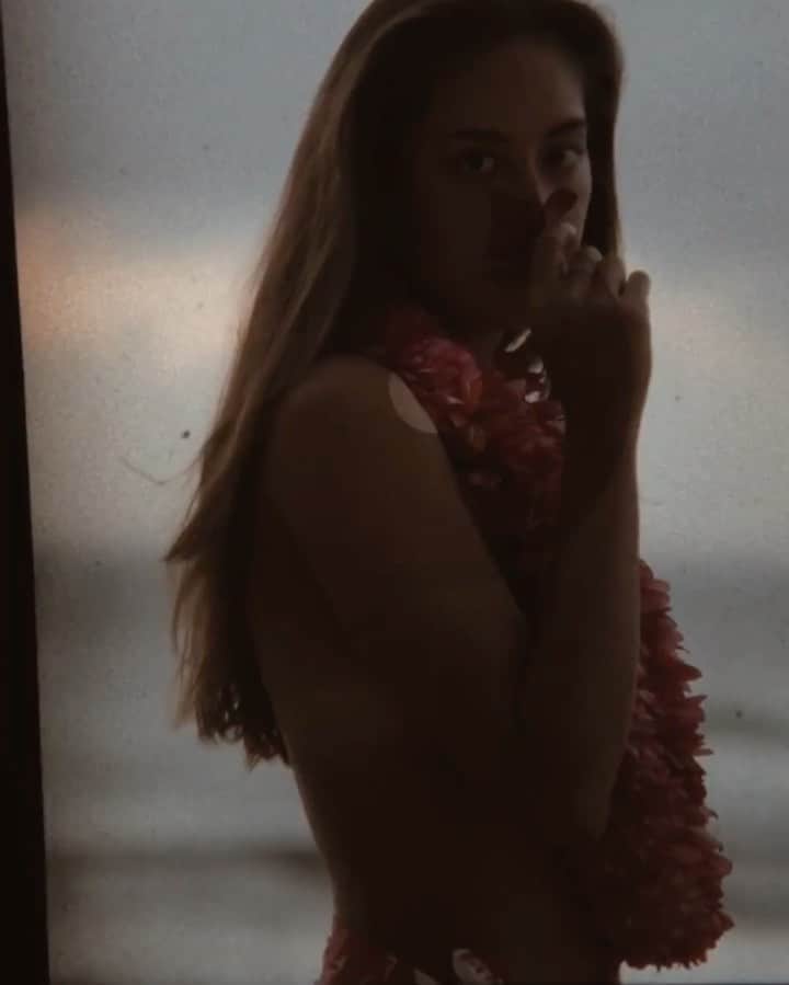 マリア・マーフィーのインスタグラム：「All I need is 🌺 and 🌊」