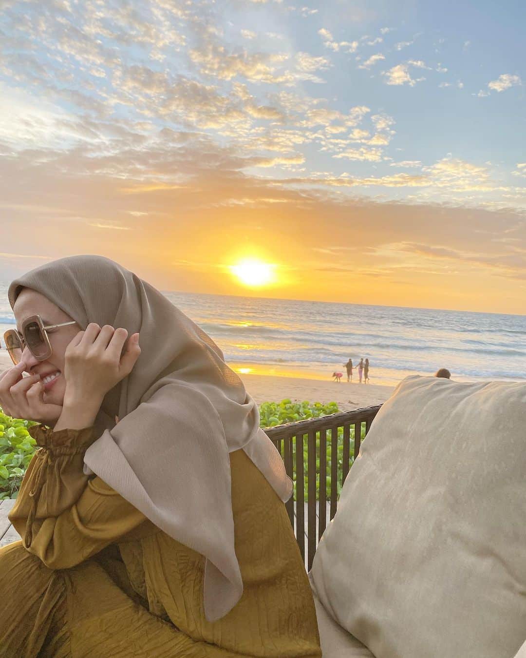 ラウディアシンシアベラのインスタグラム：「Apa yang melewatkanku tidak akan pernah menjadi takdirku,  dan apa yang ditakdirkan untukku tidak akan pernah melewatkanku.  Dari Umar bin Khattab ✨🤍 . . . (Fyi,ini foto lama sebelum pandemi yaaaa😁)」