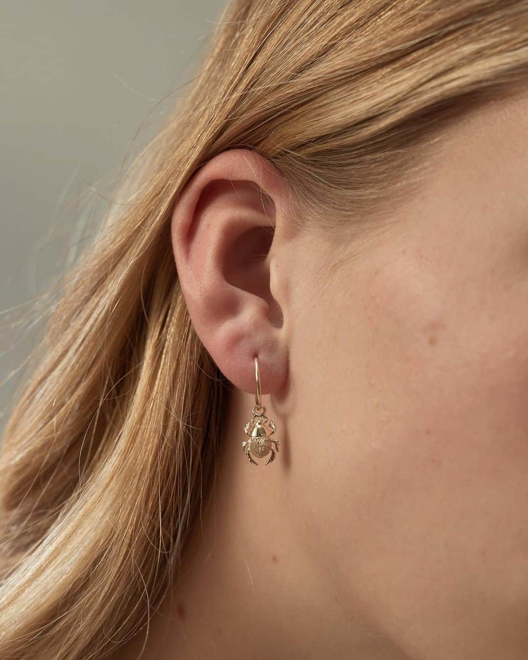 カレンウォーカーのインスタグラム：「Finding beauty in the unexpected, a duo of beetles cast in 9 carat gold and sterling silver.」