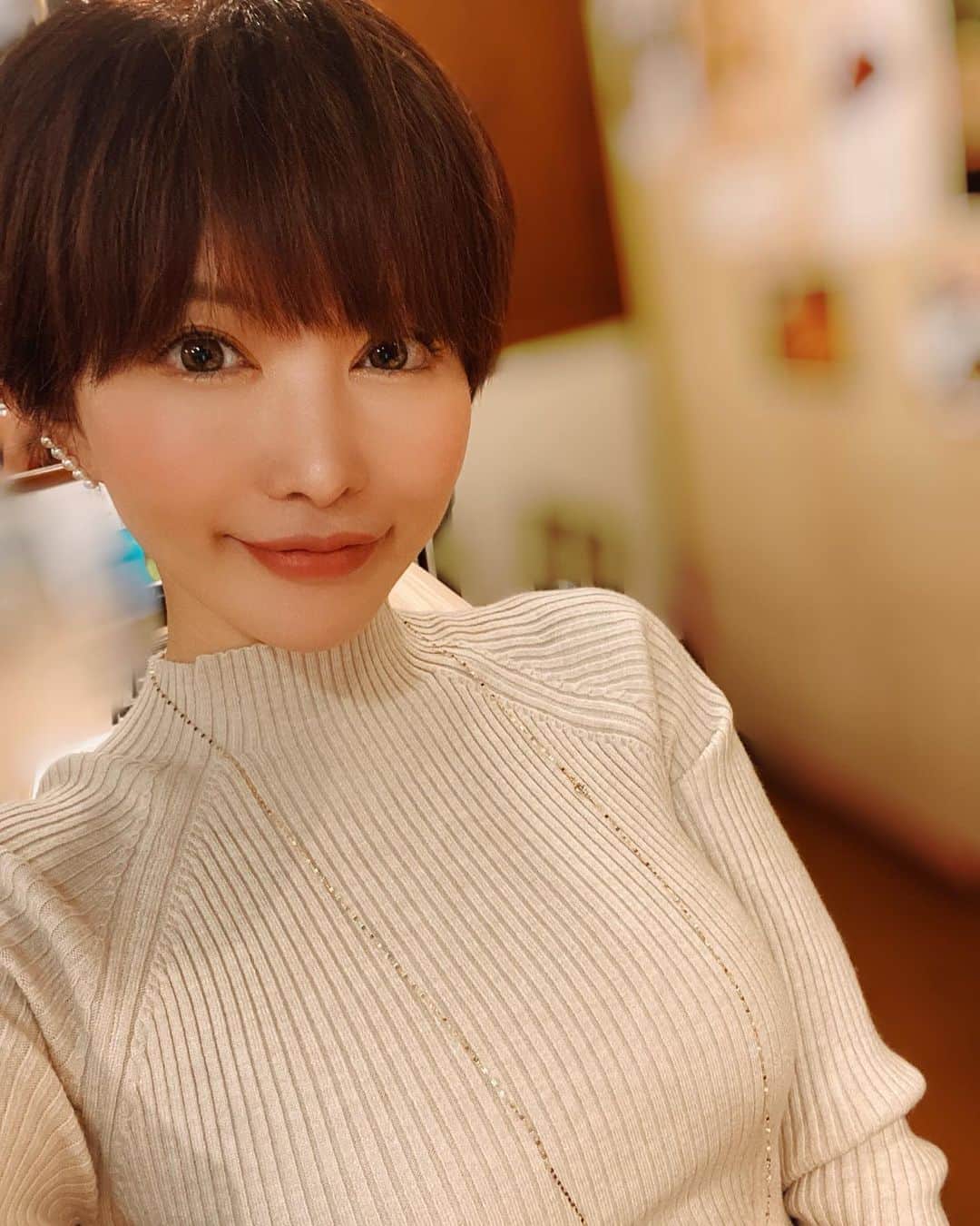 里美ゆりあのインスタグラム：「もう涼しい〜よ〜🤧  皆さま風邪には気を付けてね❤  #秋コーデ  #秋 #里美ゆりあ」