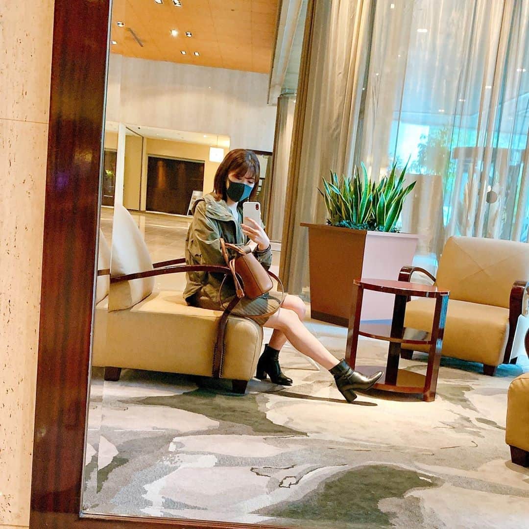 上坂由莉のインスタグラム：「﻿ 最近やっとマスクの生活に慣れてきました❤️﻿ マスクするようになってから特に夏は蒸れて﻿ 顎にニキビができるようになってしまい💦﻿ でもこれからの季節はマスクのおかげで﻿ 温かくていいなと感じるようになるのかな☃️❄️﻿ ﻿ ﻿ どこもレッスン中のマスク着用が必須やし﻿ 表情がわかりづらい分、目元を今まで以上に﻿ 笑顔がわかるよう意識して動かしたりしてるよ☺️﻿ ﻿ ﻿ 目元のメイクも意識するようになったから﻿ アイシャドウも最近色々買い揃えてみた💓﻿ 秋冬コスメも可愛いのたくさんだ〜🥺🍁﻿ ﻿ ﻿ #lifestyle #September #autumn #mask #instadaily﻿」