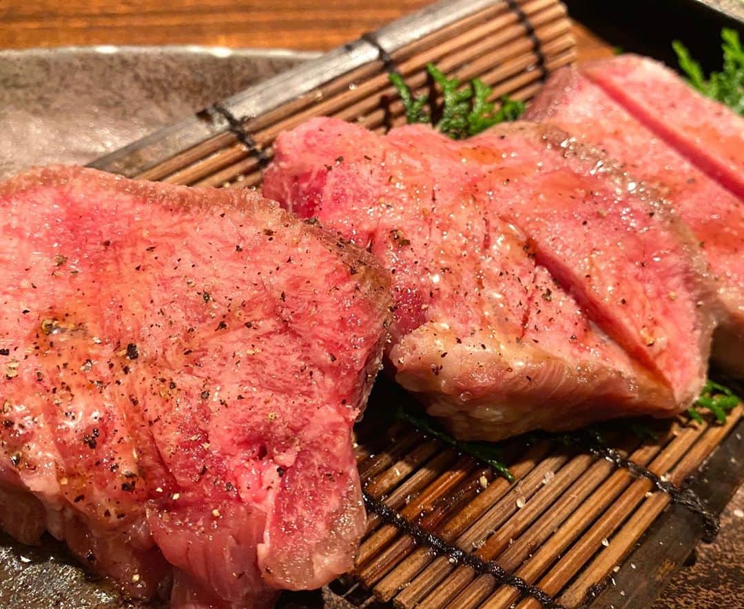 Shinnosukeさんのインスタグラム写真 - (ShinnosukeInstagram)「少し遅れの敬老の日祝いということで父と銀座の焼肉へ。肉の日だしね。新鮮で美味しかった〜！  #敬老の日 #父 #father #焼肉 #肉の日 #銀座 #ホルモンでですけ #delicious」9月29日 20時26分 - shinscapade