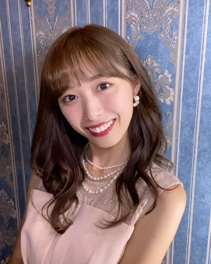 のインスタグラム：「今日も一日お疲れ様でした  今日の撮影で前髪直してたらありちゃんが撮ってくれてたよ😳💓  返信もあとでゆっくりしますね😌 #ぽちっとななみん もよろしくお願いします  最後ちょっと頭ぶつけてるけどノーリアクション！笑  #青山ミスコン2020 #ドレスコーデ #fashion #お呼ばれドレス #ピンクベージュカラー」