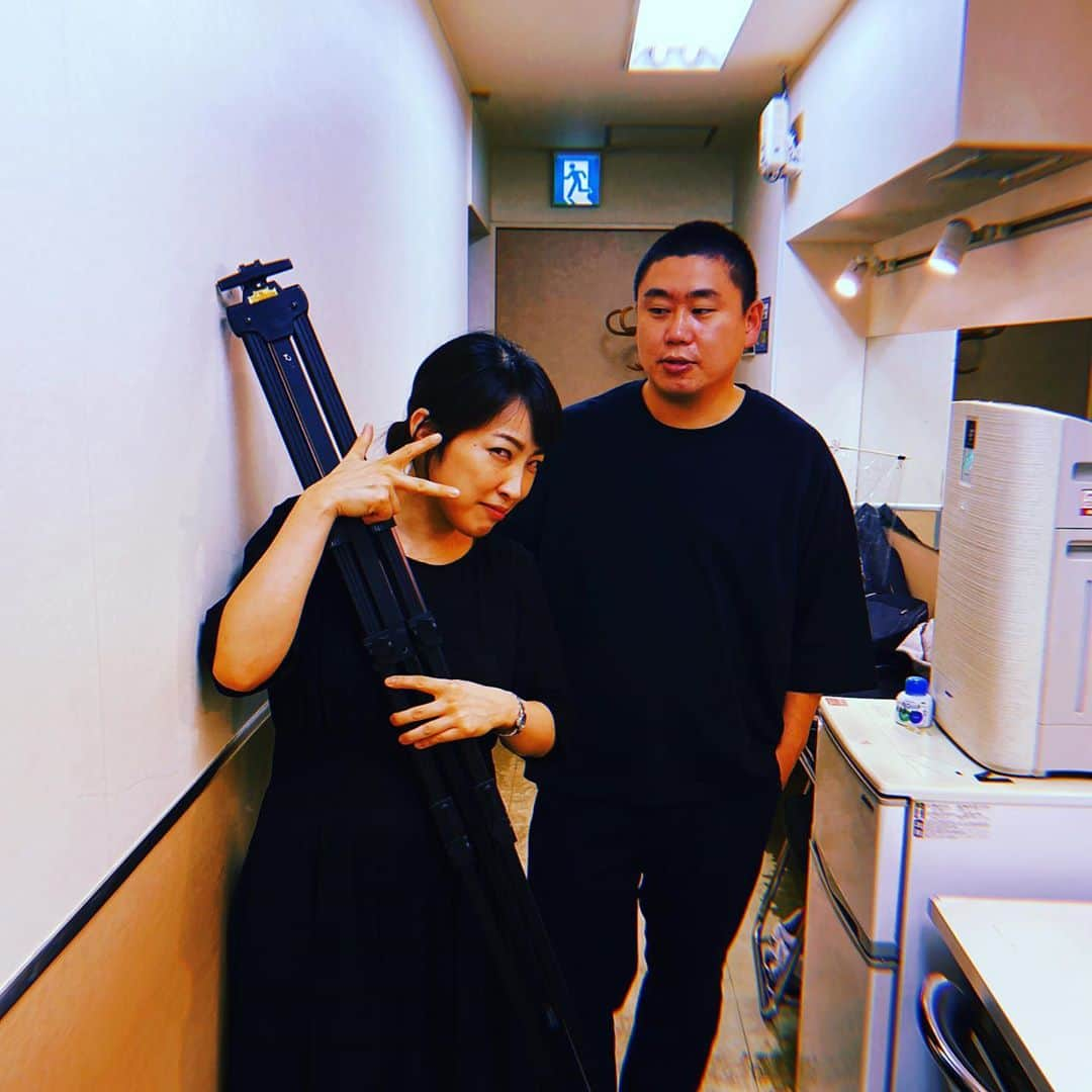 ウラシマンタロウさんのインスタグラム写真 - (ウラシマンタロウInstagram)「#000000 後輩に「綺麗！」「美人」ともてはやされた同期の#石井てる美 。を見つめる私。 同期で全黒。なんかちょっと嬉しい」9月29日 20時21分 - urashima_da