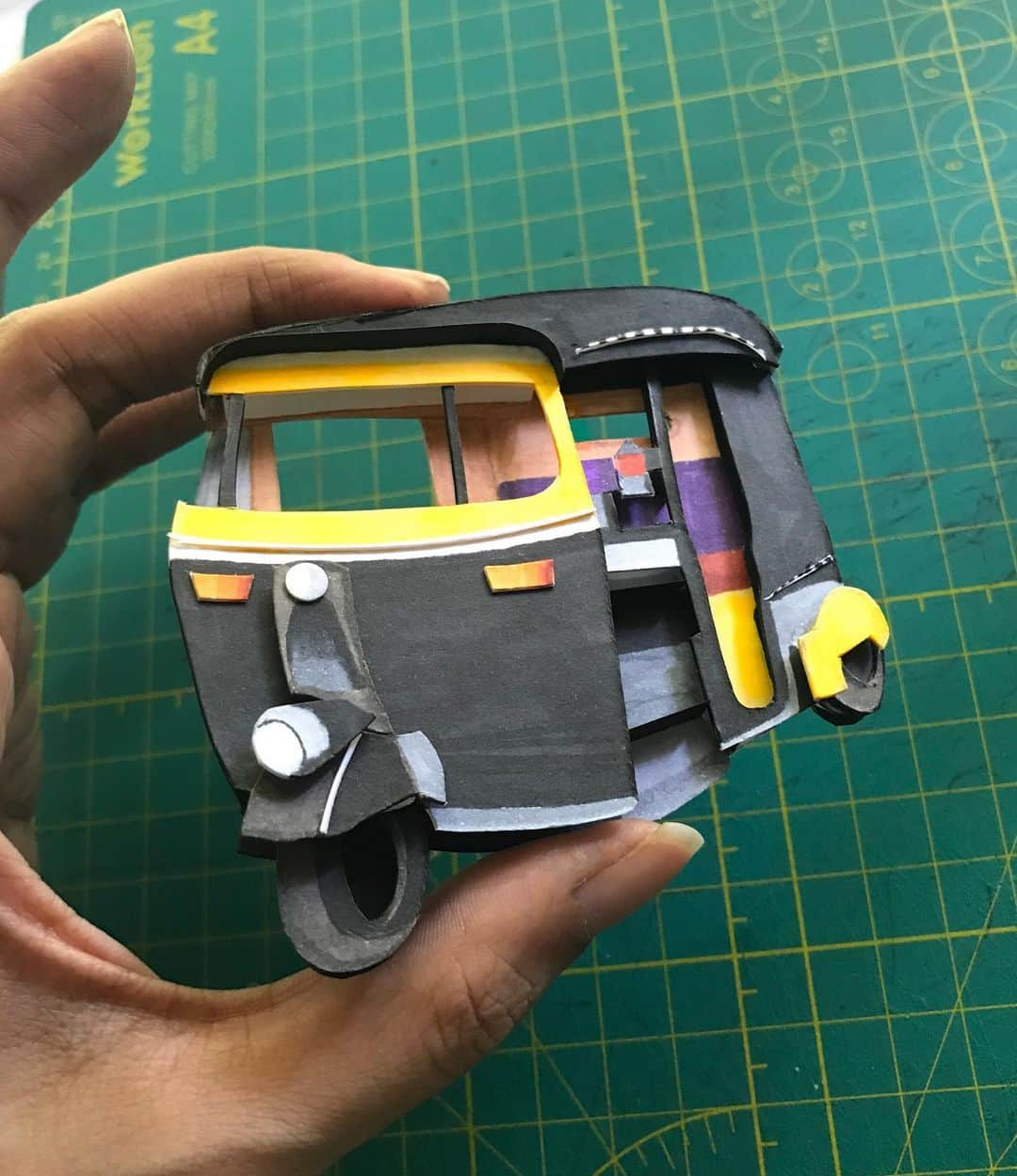 Sabeena Karnikさんのインスタグラム写真 - (Sabeena KarnikInstagram)「Hop in ! But it’s small enough to fit in my hand. #rikshaw #autorikshaw」9月29日 20時21分 - sabeenu