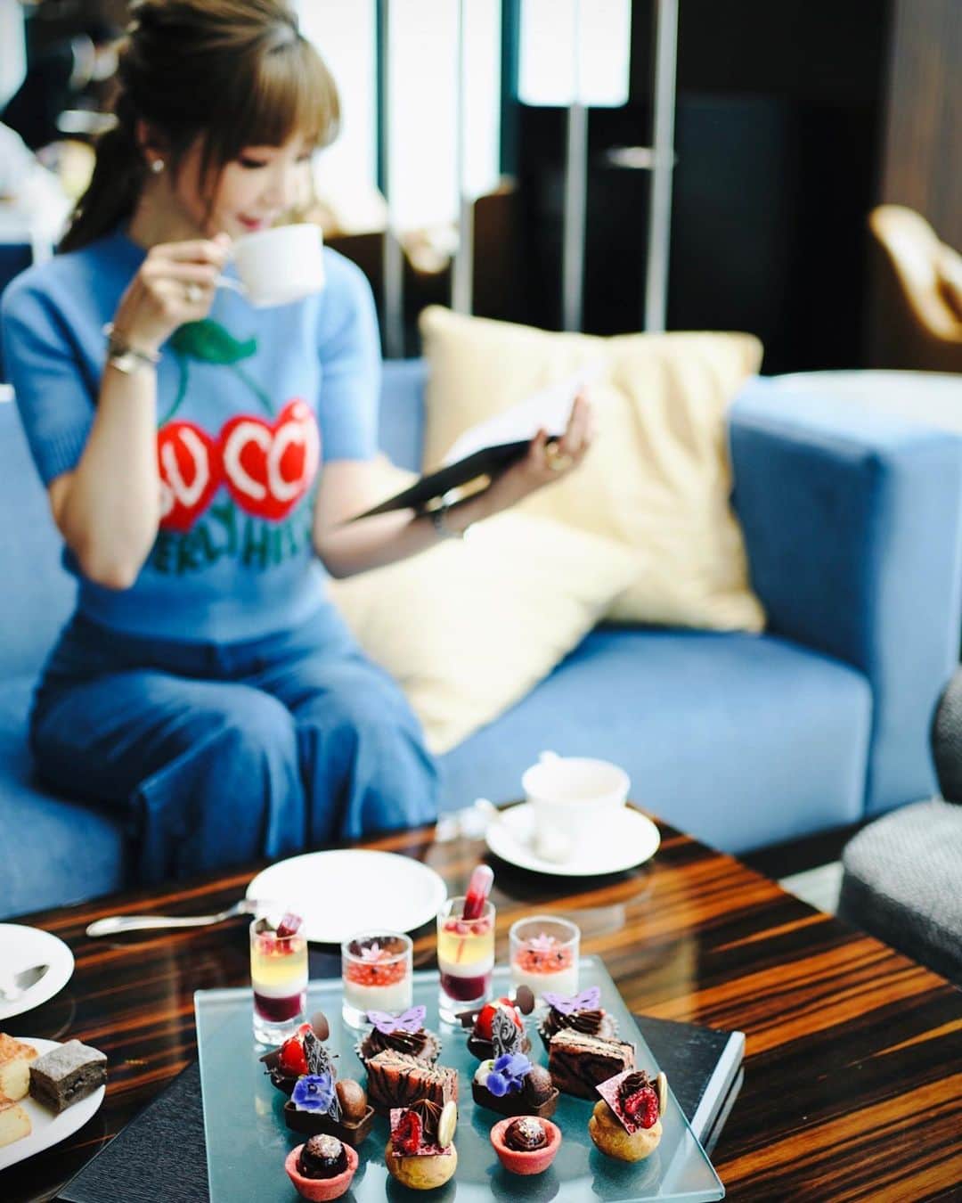 mycoのインスタグラム：「先週女子会したよ♡ お互い忙しくてなかなか会えないから会える時はとても貴重な時間。 知り合って20年経つ親友とは何時間あっても話し足りないね。  #アフタヌーンティー #コンラッドアフタヌーンティー #コンラッド東京 #gucci #afternoontea」