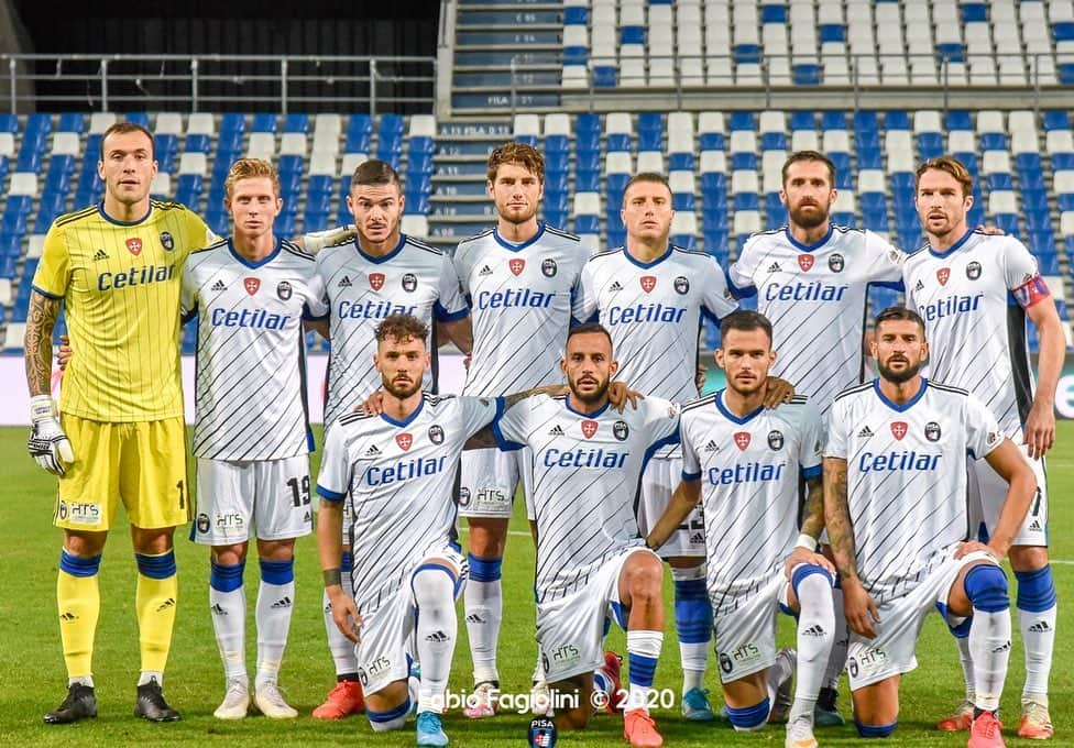 エロス・ピサーノのインスタグラム：「First game of the season💪🏻⚽️ • • Fai lo slide delle foto🤣 • • #pisasportingclub🔵⚫️ #firstgameoftheseason⚽️ #start #dream #calcioitaliano #serieb #seriebkt #game #funnyfootball #calcio #myteam #pisa #reggiana #1point」