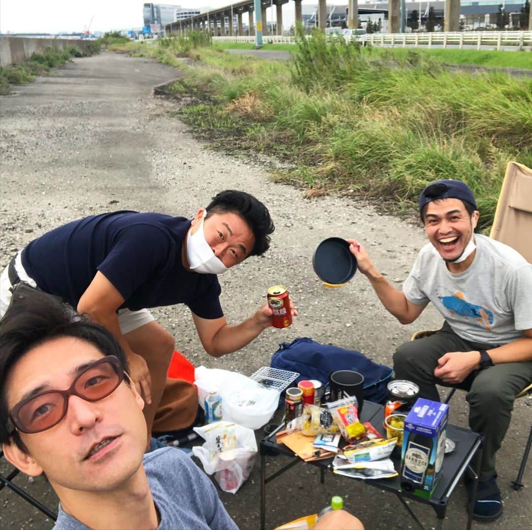 小宮山雄飛さんのインスタグラム写真 - (小宮山雄飛Instagram)「こむぞうキャンプ。平日昼間に何してんだ感が強み。飛行機の離着陸を間近で見たくて来たら、飛行機そのものがあまり飛んでいないことに今さら気づいた。　#キャンプ」9月29日 15時03分 - yuhikomiyama