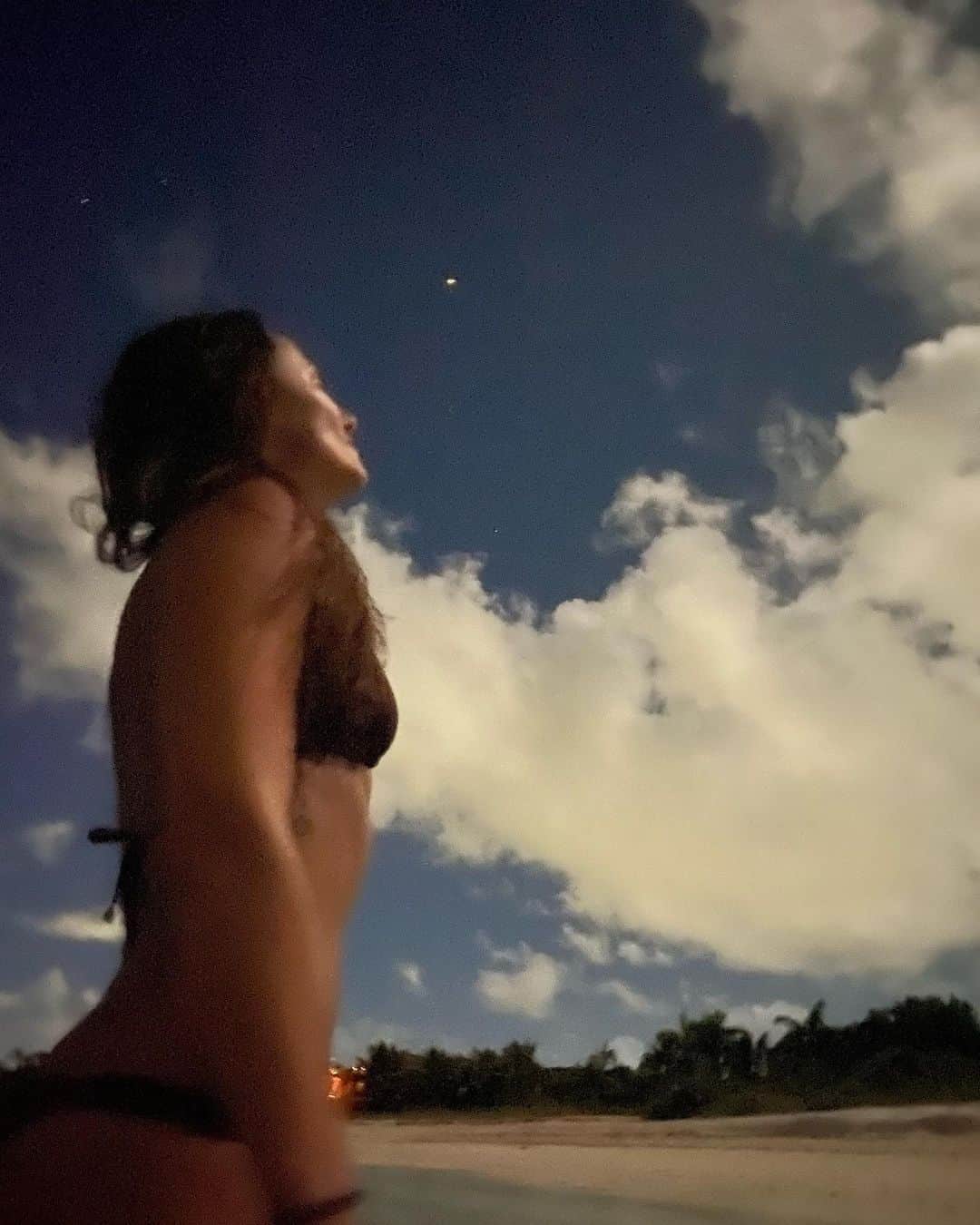 ブリアナ・エヴィガンのインスタグラム：「Ocean night fun... look at Mars, look at the moon... sometimes I just wanna run down to the ocean at night and swim. When I look up into the sky I feel I can see the space in between us. I can feel it. Its what makes sense of the world to me. The invisible, the untouchable, the only thing that lasts forever. This type of energy charges me. I dance with it, I breath with it. It makes me love. I say hello to every person that passes by, every human I encounter I look them in the eyes because I want to understand their soul. I love you and I love life. Thank you for being a part of it. Thank you for the darkness so I can see the light. Thank you for love so I can understand loss. Thank you for hope because I need it, we all need it. Please don’t ever give up hope. Hold on to your dreams, Your passion, anything you imagine is possible. You are a perfect imperfection. You are a gift to this world. I need you and so does the world. When I look up I see you.. and all of your colors. I feel you all tonight, thank you! 🧡」