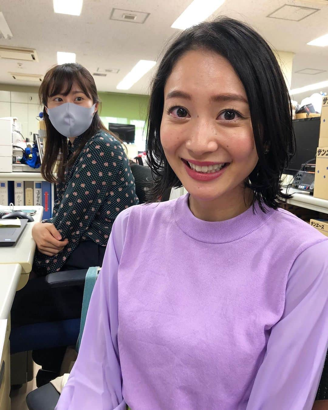 テレビ新広島さんのインスタグラム写真 - (テレビ新広島Instagram)「先週末に髪をボブにした #市場アナ ✂️﻿ いかがでしょうか〜？﻿ ﻿ 秋なので気分転換に🌾﻿ とのこと。﻿ ﻿ 隣の席の中西アナも﻿ かなり気になっているご様子👀」9月29日 14時56分 - tss_tv_official