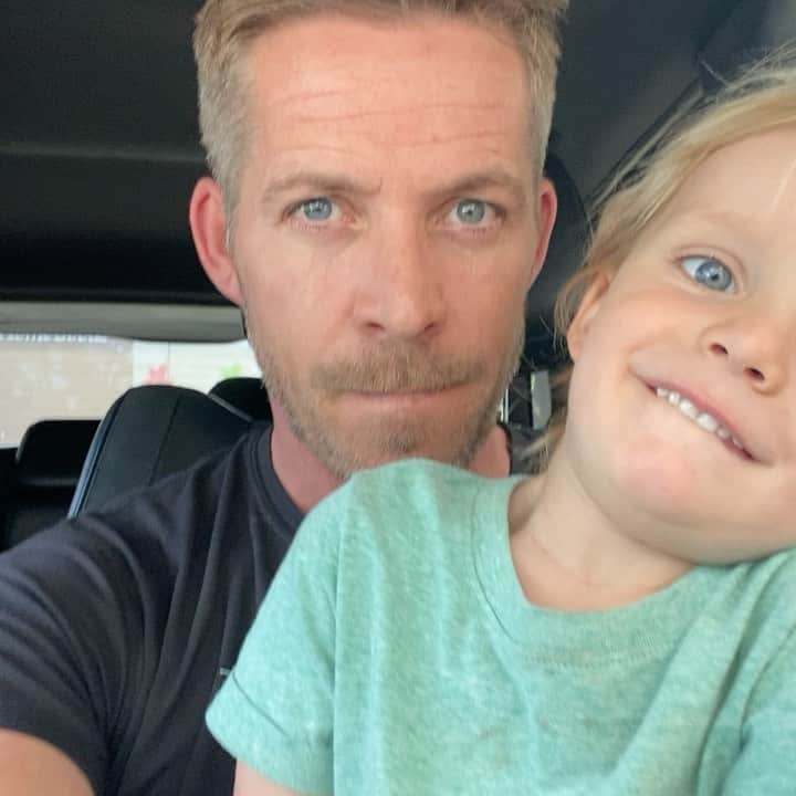 のインスタグラム：「When you’re trying to multi task by doing a video for @oxfamamerica about the importance of voting and your son says talk less dad. Let’s just do funny faces. He may have a point. I’ll shut up if you vote. #nationalsonday」