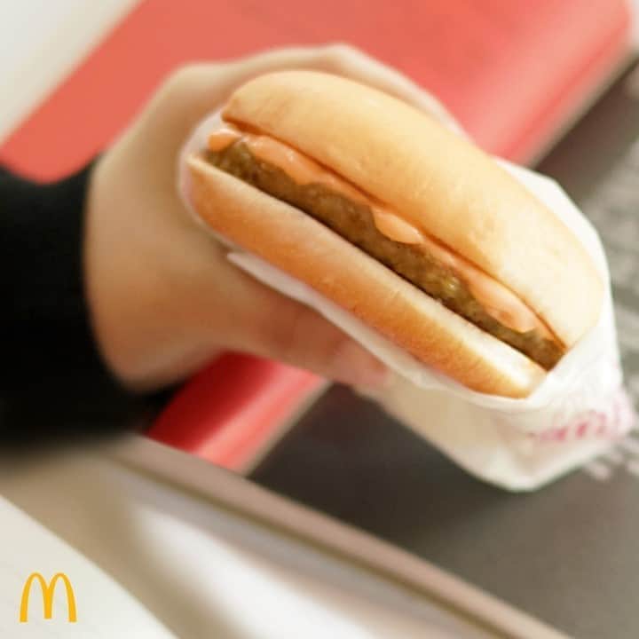 McDonald's Philippinesのインスタグラム：「Pause muna sa work and take a break with our delicious Burger McDo! 🍔🤤  Order now via McDo Dine-In, Drive-Thru, Take Out, or Pick-Up. You can also get it via the McDelivery PH App, website, or call 8888-6236 (for NCR).」