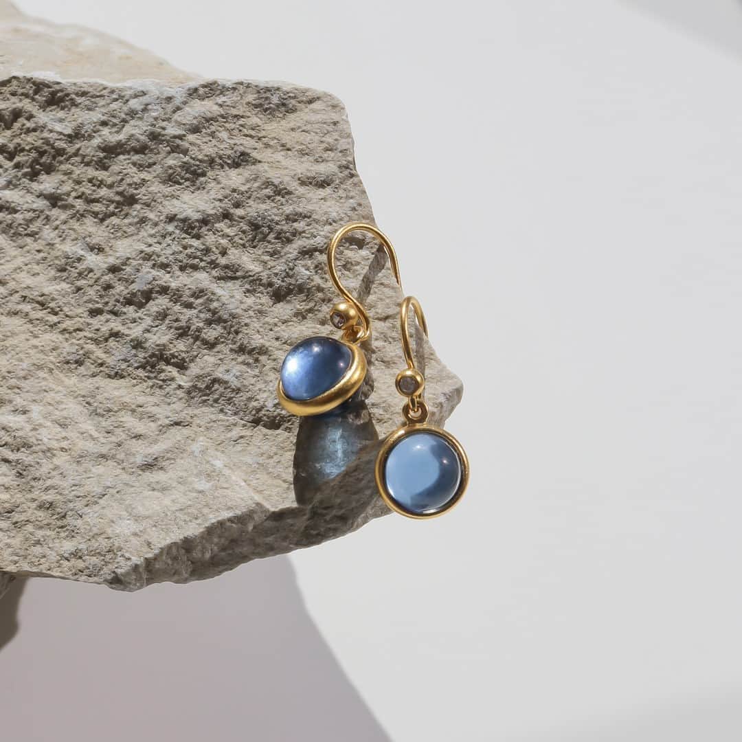ジュリーサンドラゥさんのインスタグラム写真 - (ジュリーサンドラゥInstagram)「Blue like the ocean 🌊 ⠀⠀⠀⠀⠀⠀⠀⠀⠀ ⠀⠀⠀⠀⠀⠀⠀⠀⠀ ⠀⠀⠀⠀⠀⠀⠀⠀⠀ #juliesandlau #juliesandlaujewelry #jewelry #ocean #blue #style #earrings #color #prime」9月29日 15時00分 - juliesandlau