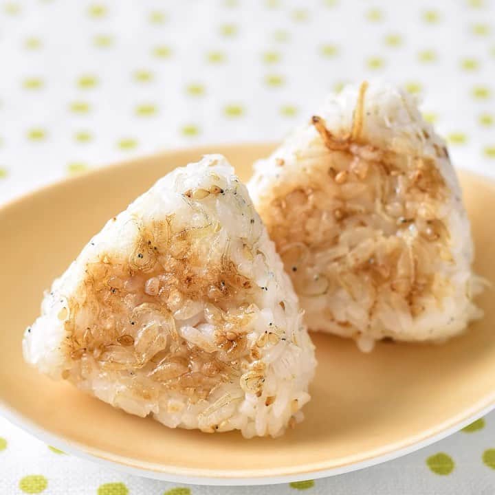 HAPIKU HAPIKU（ハピク）のインスタグラム：「★保育園給食のレシピ紹介★ しらすとごまの風味が美味しい【焼きおにぎり】 しらすとごまの風味が美味しい焼きおにぎりです。 おにぎりはまとめて作って冷凍しておくと便利ですね。 おやつにもおすすめです。 ============================= 【特集】ほっかほか♪新米で作るごはんレシピ https://shoku.hapiku.com/recipe/osusume/189/ レシピなど詳細はプロフィールのリンクからもみることができるよ！ ============================== #HAPIKU #HAPIKUレシピ #保育園給食のHAPIKU #保育園給食メニュー #保育園給食レシピ #食育のHAPIKU #乳幼児の食情報 #乳幼児のごはん #幼児食レシピ #幼児食 #保育園 #保育園給食 #保育園おやつ #保育園弁当 #保育園栄養士 #食育 #子育て #こどもごはん #こどものおやつ #こどものいる暮らし #新米ママ #焼きおにぎり #しらす #おにぎり」