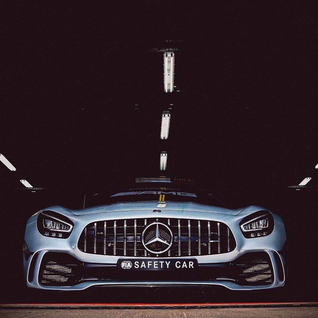メルセデス・ベンツさんのインスタグラム写真 - (メルセデス・ベンツInstagram)「[Kraftstoffverbrauch kombiniert: 13 l/100 km  CO₂-Emissionen kombiniert: 297 g/km  mb4.me/DAT-Leitfaden  Mercedes-AMG GT R]  The @f1 Mercedes-AMG Safety Car is back to sleek silver! 👀✨ what’s your favourite car colour? 🎨 #DrivingInnovation #MercedesAMG #GTR」9月29日 15時04分 - mercedesbenz