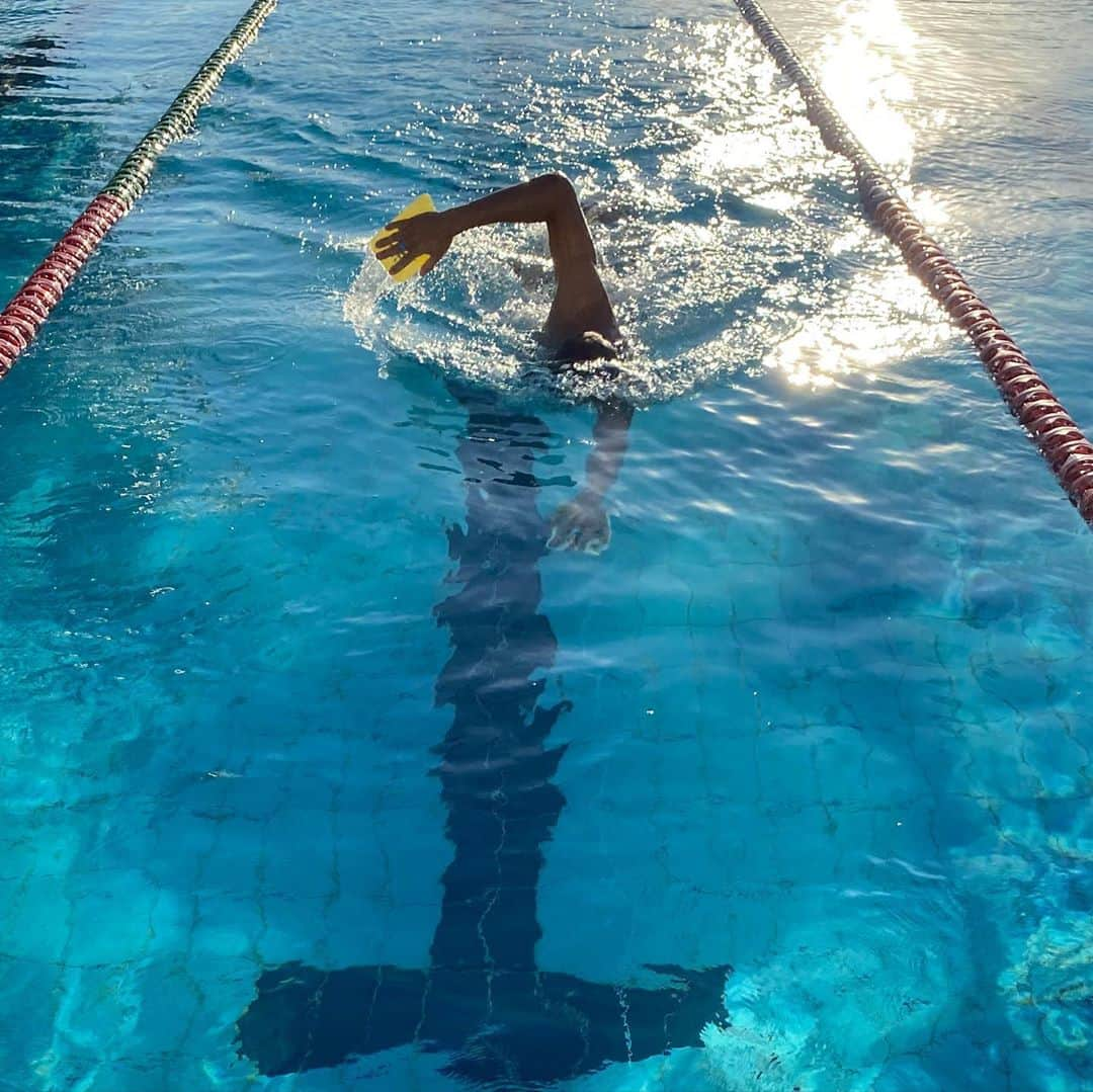 ジェイク・パッカードのインスタグラム：「My favourite bit of equipment is the trusty old @speedoaustralia hand paddles from when I was 12 from Noosa days + the new speed sockets. #teamspeedo #madeforthis #speedo」