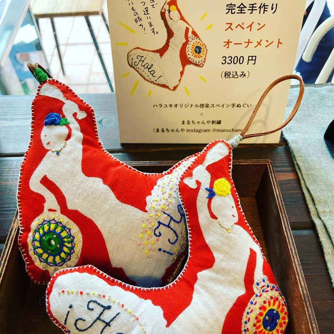 カワハラユキコさんのインスタグラム写真 - (カワハラユキコInstagram)「【フラメンコ＆パエリアオーナメント/ Spanish ornament】 🇪🇸  個展本日よりスタート。 こちらは @maruchanya (実はママ友)とのコラボ商品。私のイラスト手ぬぐいが刺繍が入ってオーナメントになりました！このパエリアみたいな鍋の柄とかむちゃくちゃかわいくないですか。。完全手作り、数量限定、早いもの勝ちの商品です。 🇪🇸 【オラ！スペインごはん祭」in 主に高円寺】 ・ ⭐︎9/4～10/18 ミニ個展「オラ！スペイン温泉」 ＠「小杉湯」玄関ギャラリー(小杉湯営業時間:平日15時30分〜深夜1時45分、土日は朝8時〜深夜1時45分、木曜定休) ・ ⭐︎9/29～10/4 メイン個展「オラ！スペイン旅ごはん」 ＠「CLOUDS ART +COFFEE」(入場無料。ギャラリー営業時間:13時〜19時、最終日のみ18時で終了、期間中は休みなし) ・ ⭐︎10/3,4 スペイン風呂 ＠「小杉湯」 ・ ⭐︎10/4 スペイン・マルシェ @「小杉湯となり」軒下(13時〜16時) ・ 書籍とスペイン手ぬぐいをご購入いただいた方には、主に高円寺の協賛スペイン料理店をおトクに楽しめる「スペインチケット」をプレゼント中です(書籍事前購入の方も対象です。上記の書籍販売箇所でその旨おしらせください)。関係各所で配っている「スペインMAP」を手にお楽しみください。Vamos！ ・ 祭についての詳細はプロフィールのリンクを参照してください。こちらには随時情報も足していきます。 🇪🇸 #オラスペイン旅ごはん #スペインごはん祭 #スペイン  #バルセロナ #スペイン料理  #スペインバル #スペイン旅行  #スペイン語  #旅ごはん #食べ物イラスト  #食べ物グラム #spain #foodie #食いしん坊 #スペインごはん #高円寺 #フラメンコ #パエリア」9月29日 15時09分 - yukky_kkk