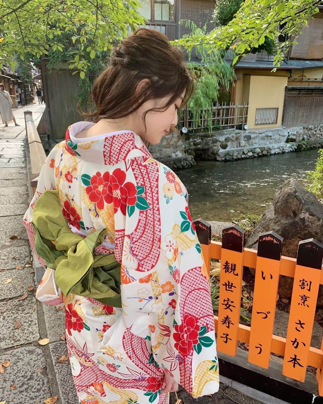 斎藤めぐみのインスタグラム：「着物で祇園観光🧡🤎﻿ ﻿ ぎをん 小森さんの抹茶わらびもちパフェ🍨﻿ わらび餅がぷるんぷるんで美味でした😋﻿ ﻿ #京都旅行#着物#祇園#祇園白川#わらびもちパフェ#ぎをん小森#kyoto#kimono」