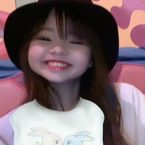 のインスタグラム：「赤ちゃんフィルターをつけた私。笑  こういう子供いるよねって友達と話してました😂  もしかして、あんまり普段と変わってない、、、？笑  あとInstagramがアップデートされて、投稿の仕方がわからなかった😇  お久しぶりの投稿🙋‍♀️  #浜浦彩乃 #赤ちゃん #になってみた」