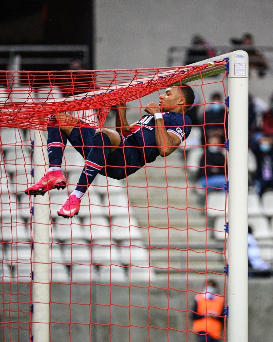 パリ・サンジェルマンFCさんのインスタグラム写真 - (パリ・サンジェルマンFCInstagram)「Jumping into the week like... 🥅 . #SDRPSG #AllezParis #ICICESTPARIS #ParisSaintGermain #PSG #Paris #KylianMbappé #Mbappé #Football #Ligue1 #Reims #France」9月29日 15時18分 - psg