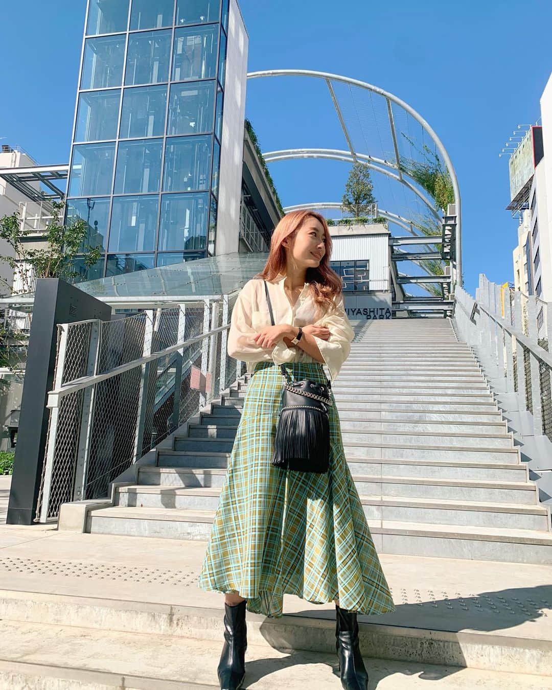 小祝麻里亜のインスタグラム：「階段の下から。笑 幼馴染が158センチに見えない写真を、ローアングルで撮ってくれましたよ☺️🙏  サンダルばっかり履いていたのに、もうブーツ。虫の音からも、すっかり秋めいてますよね😌🍁　  朝晩冷えてきたので、暖かくお過ごし下さい❣️  ． ． ．＿＿＿＿＿＿＿＿ #outfit #coordinate #look #instafashion #셀스타그램 #얼스타그램 #코디 #스타일링 #데일리 #데일리룩 #오오티디 #카페 #카페추천 #카페 #카페스타그램 #158cmコーデ」