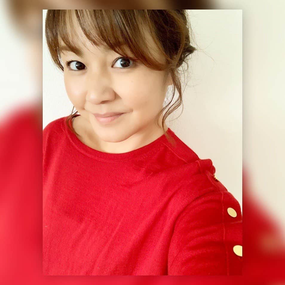 中澤裕子のインスタグラム：「❤️❤️ 今日は赤の気分でした。 袖や肩のあたりに ボタンが付いているトップスが 大好き。 特に金ボタン。  knit #martinique   肌触りが柔らかく気持ち良い。」