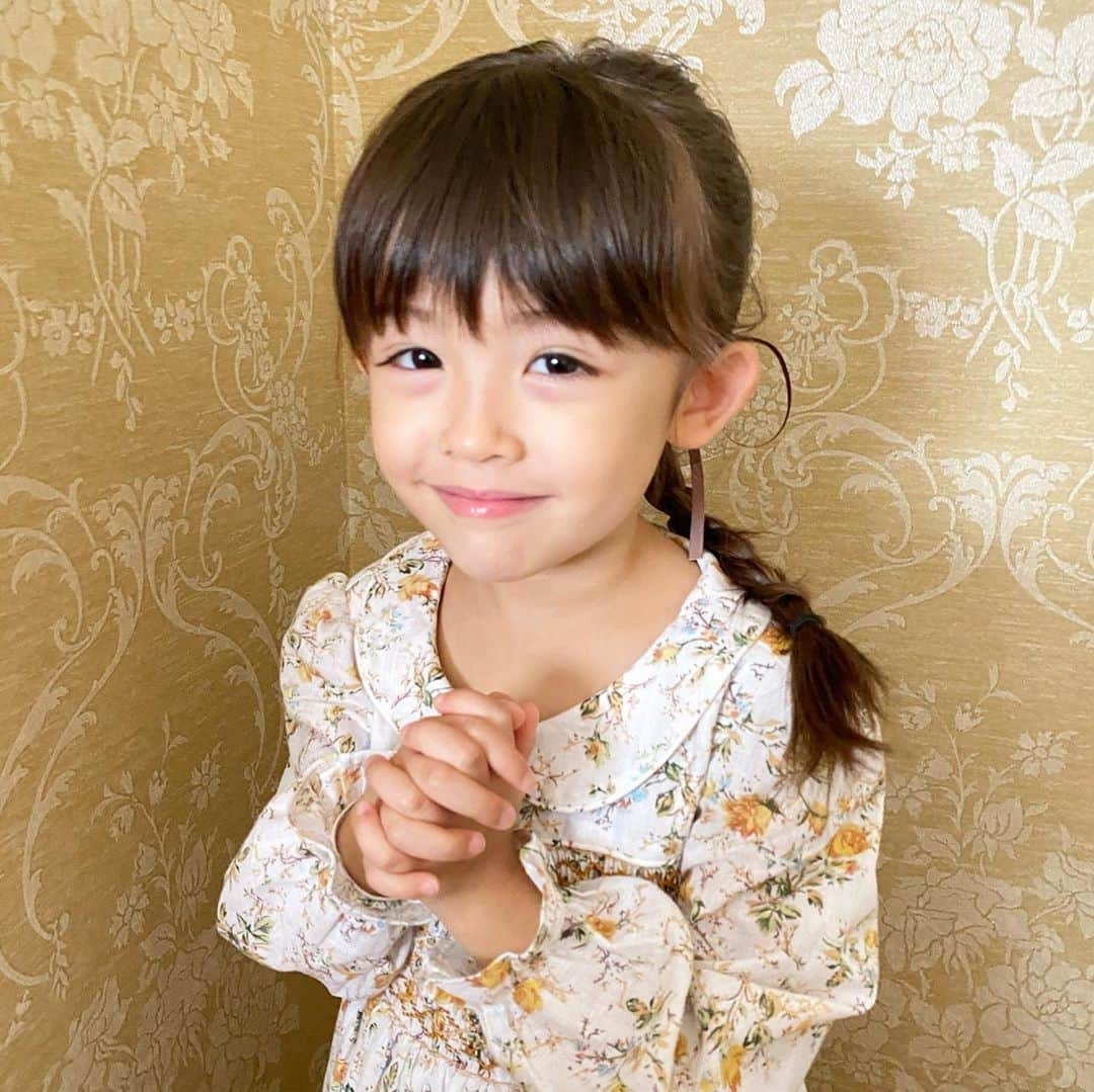 アレン明亜莉クレアさんのインスタグラム写真 - (アレン明亜莉クレアInstagram)「.·˖*·⑅♡ ・ 幼稚園から帰って プリンセスごっこをしました𓂃 ・ 私もなりきるように言われるので 大変です🤣 ・ ・ ウィリーはいつ参加できるようになるかな𓂃 ・ ・」9月29日 15時28分 - mary.2015c