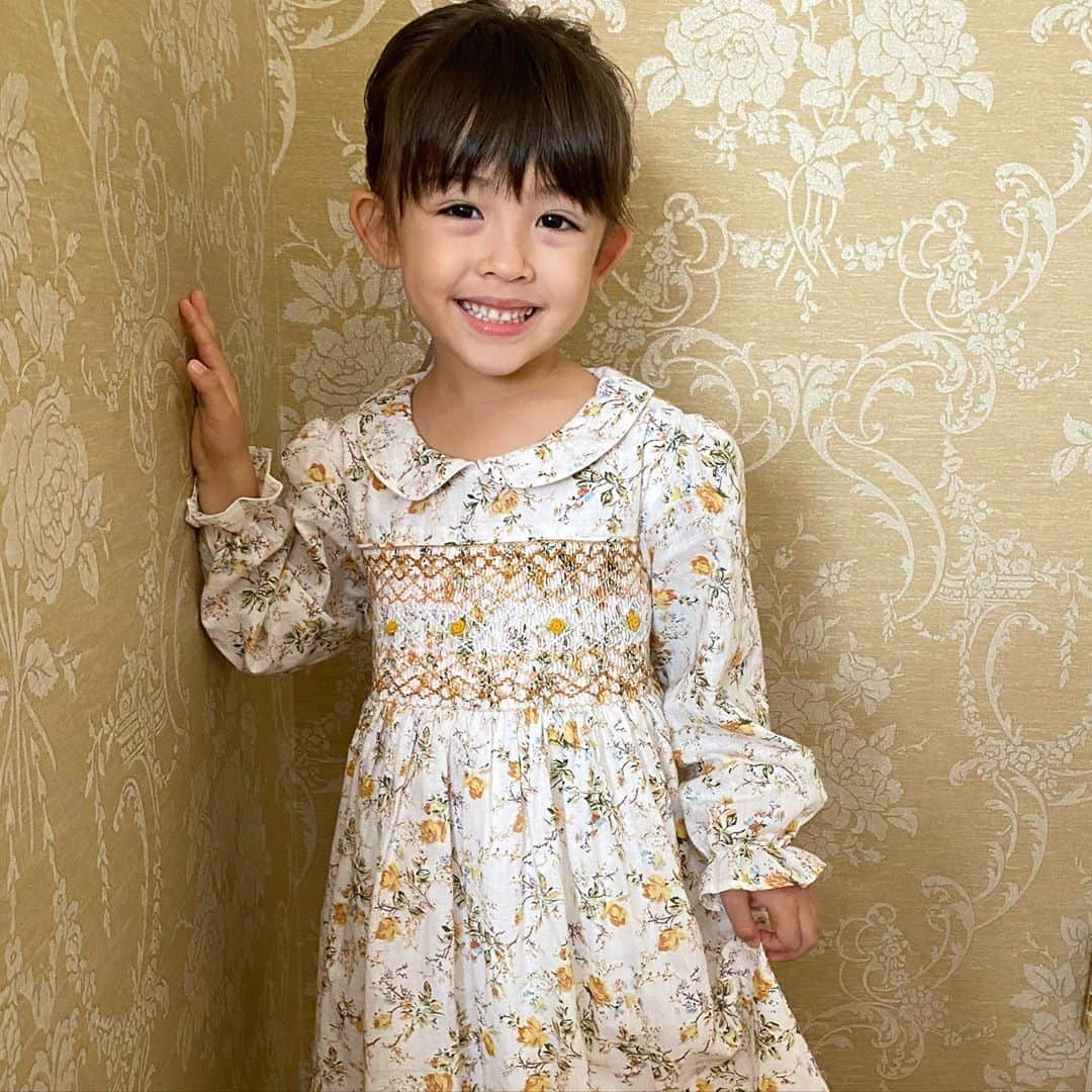 アレン明亜莉クレアさんのインスタグラム写真 - (アレン明亜莉クレアInstagram)「.·˖*·⑅♡ ・ 幼稚園から帰って プリンセスごっこをしました𓂃 ・ 私もなりきるように言われるので 大変です🤣 ・ ・ ウィリーはいつ参加できるようになるかな𓂃 ・ ・」9月29日 15時28分 - mary.2015c