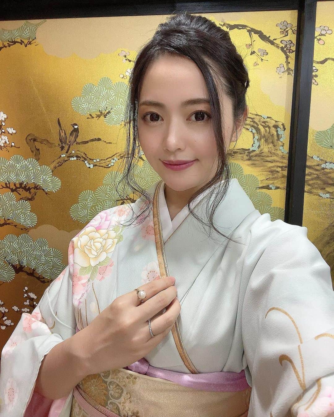 山口愛実のインスタグラム：「ストーリーに載せたの好評だったので！ 七五三の前撮りに @happily_photo_studio に行ってまいりました😊 出来上がり楽しみー❤️  なんでしょう私が金の襖前に立つと圧が凄いですねww🤣」