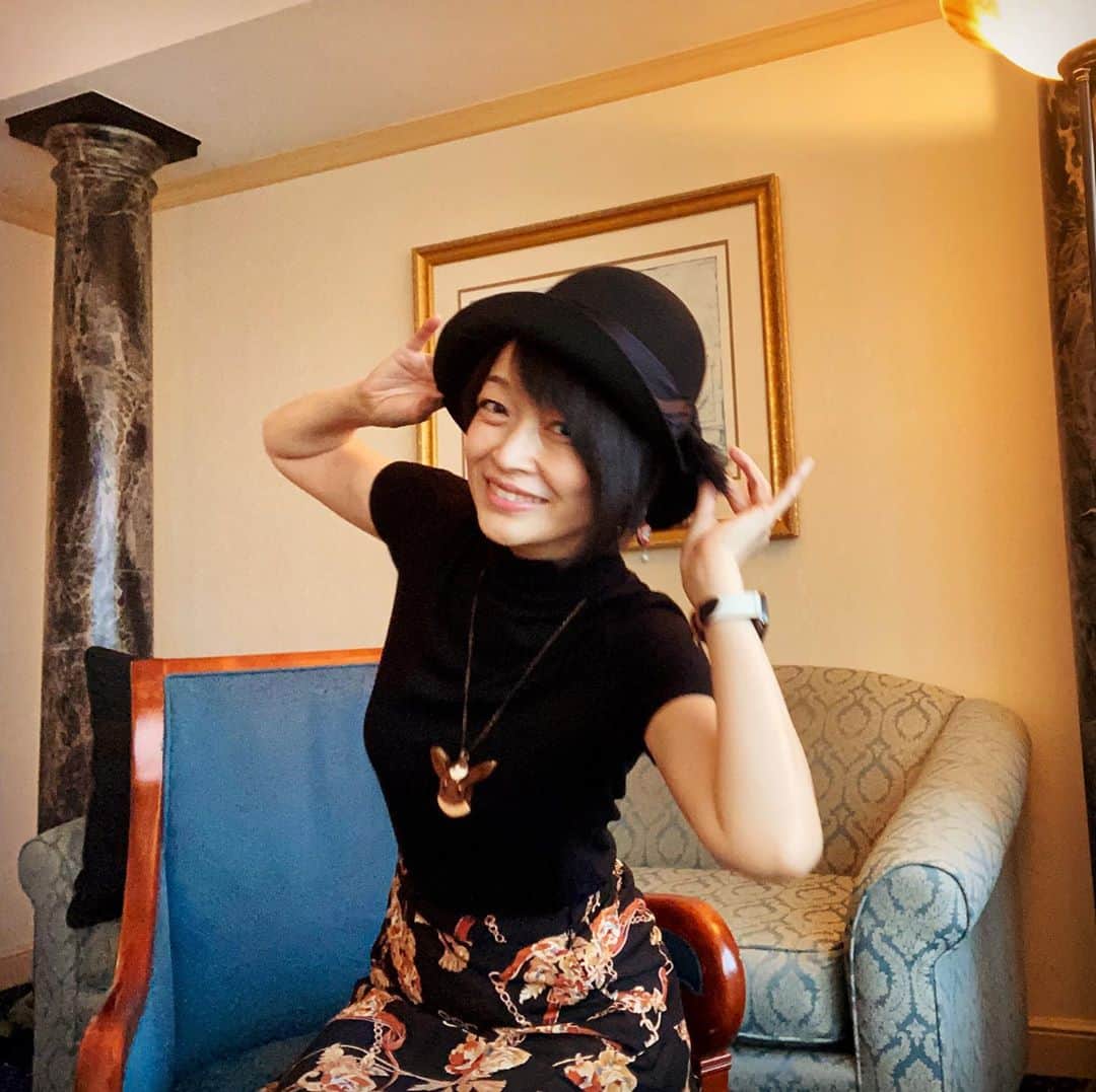 畑亜貴さんのインスタグラム写真 - (畑亜貴Instagram)「可愛い帽子を鈴木このみちゃんから貰ったので浮かれて写真を撮りました。買って可愛すぎるかなと履いていなかったスカートとヘアバンドがぴったり！嬉しく活用します💓」9月29日 15時32分 - akihata.jp
