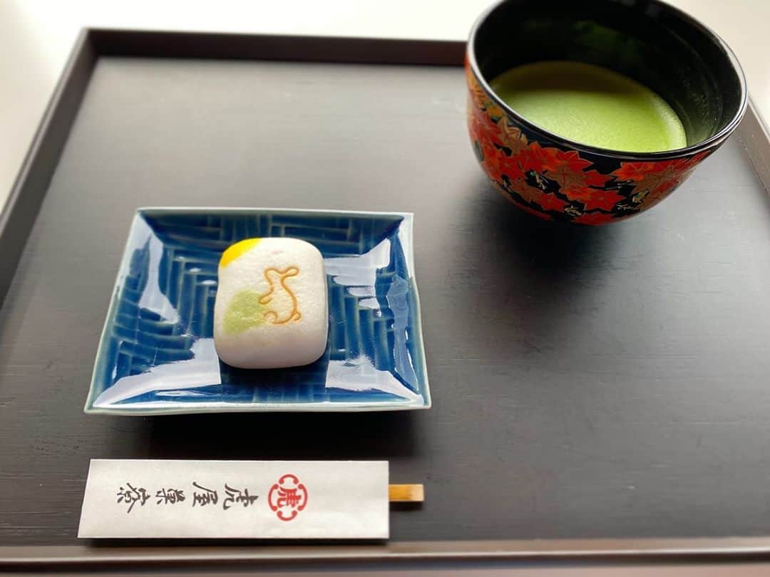 のインスタグラム：「愛らしい兎さん。🐰❤️🍵  #instagood#wagashi #Teatime#macha #和菓子好き#秋#虎屋菓寮」