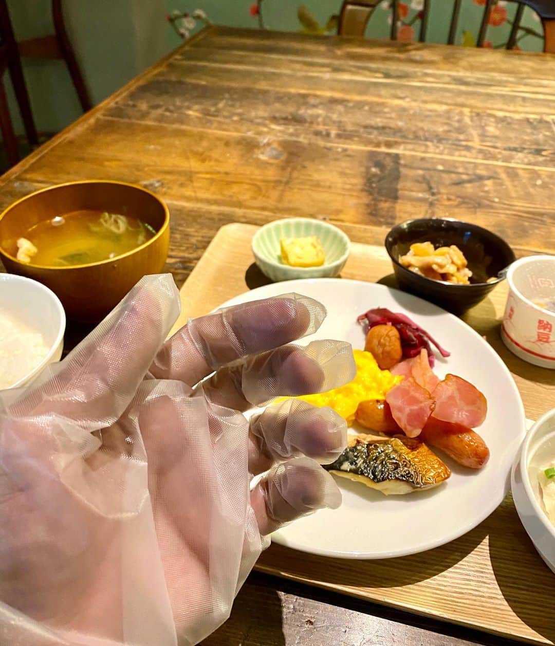 江口寿史のインスタグラム：「コロナ禍中ではホテルの朝食バイキングもビニール手袋着用です。（取る時だけね）」