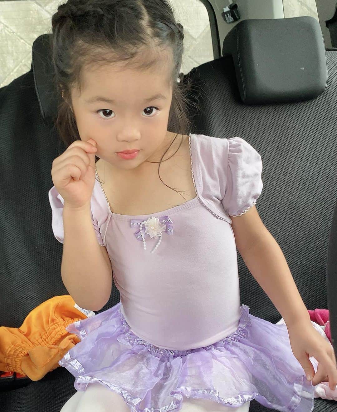 のインスタグラム：「火曜日は幼稚園バスからそのまま車で着替えてバレエ教室。  車の中の早着替えも慣れてきました。  今日は鼻水出ちゃうけど、 頑張れ〜！  #4歳女の子 #4歳児バレエ  #3人育児奮闘中  #毎日送迎がんばります」