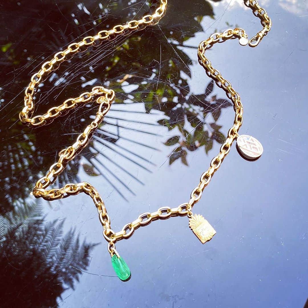 ジェイドジャガーのインスタグラム：「The mother of all gold chains #dogchain 18ct solid gold with or without charms #madetoorder #jadejaggerjewellery a heritage piece that u can order in time for xmas #emerald #moonstone #zapotec」