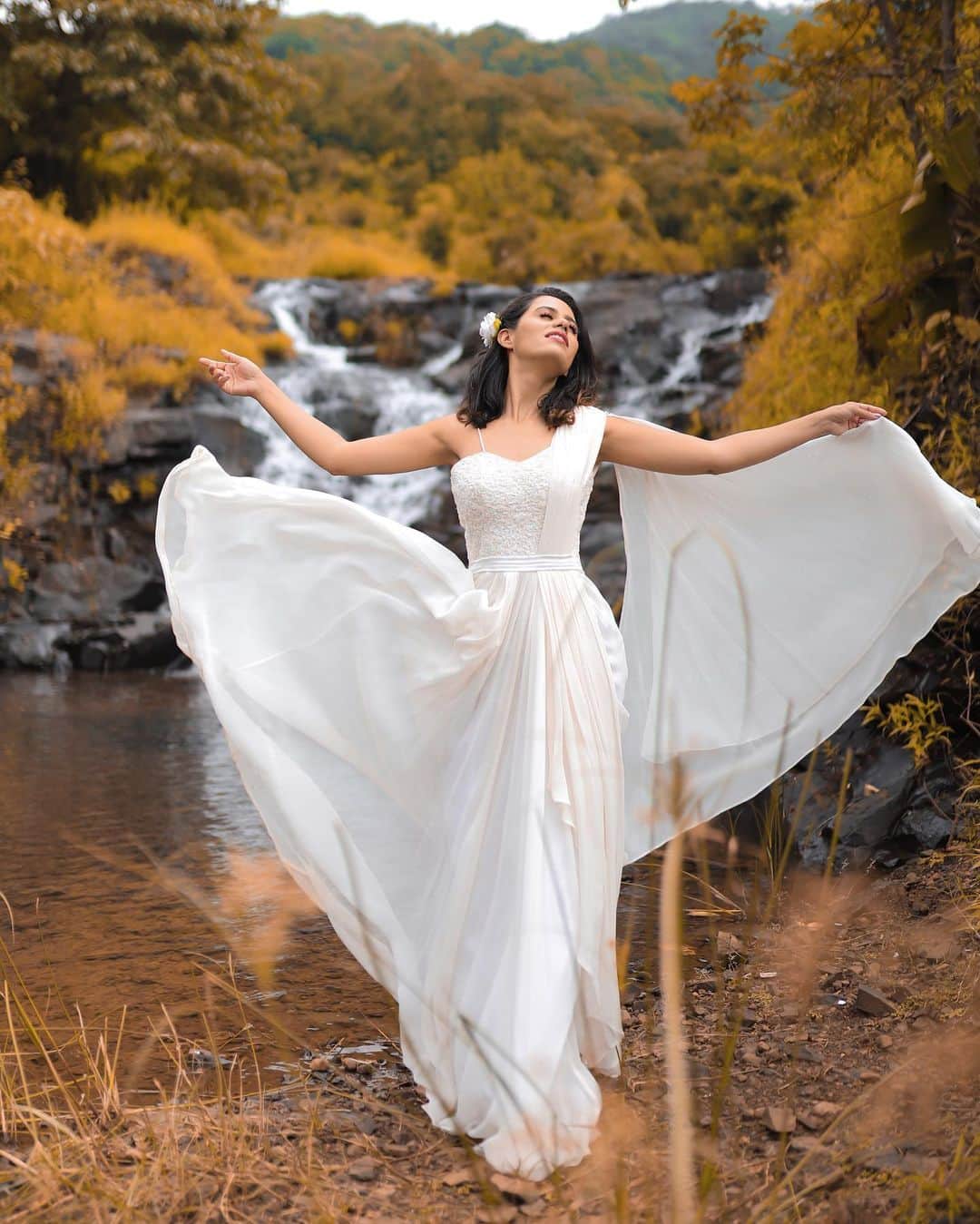Aakriti Ranaさんのインスタグラム写真 - (Aakriti RanaInstagram)「Always chasing waterfalls! 🤍 Loving this gorgeous outfit from @labeljadebyashima. P.s you can get flat 25% off on your purchase from Jadebyashima.com.  @new_sense_branding  ———————————————————  📸 @duagunjan  #AakritiRana #waterfall #outfitinspiration #gown #nature #wanderlust #outfit #lookbook」9月29日 15時46分 - aakritiranaofficial