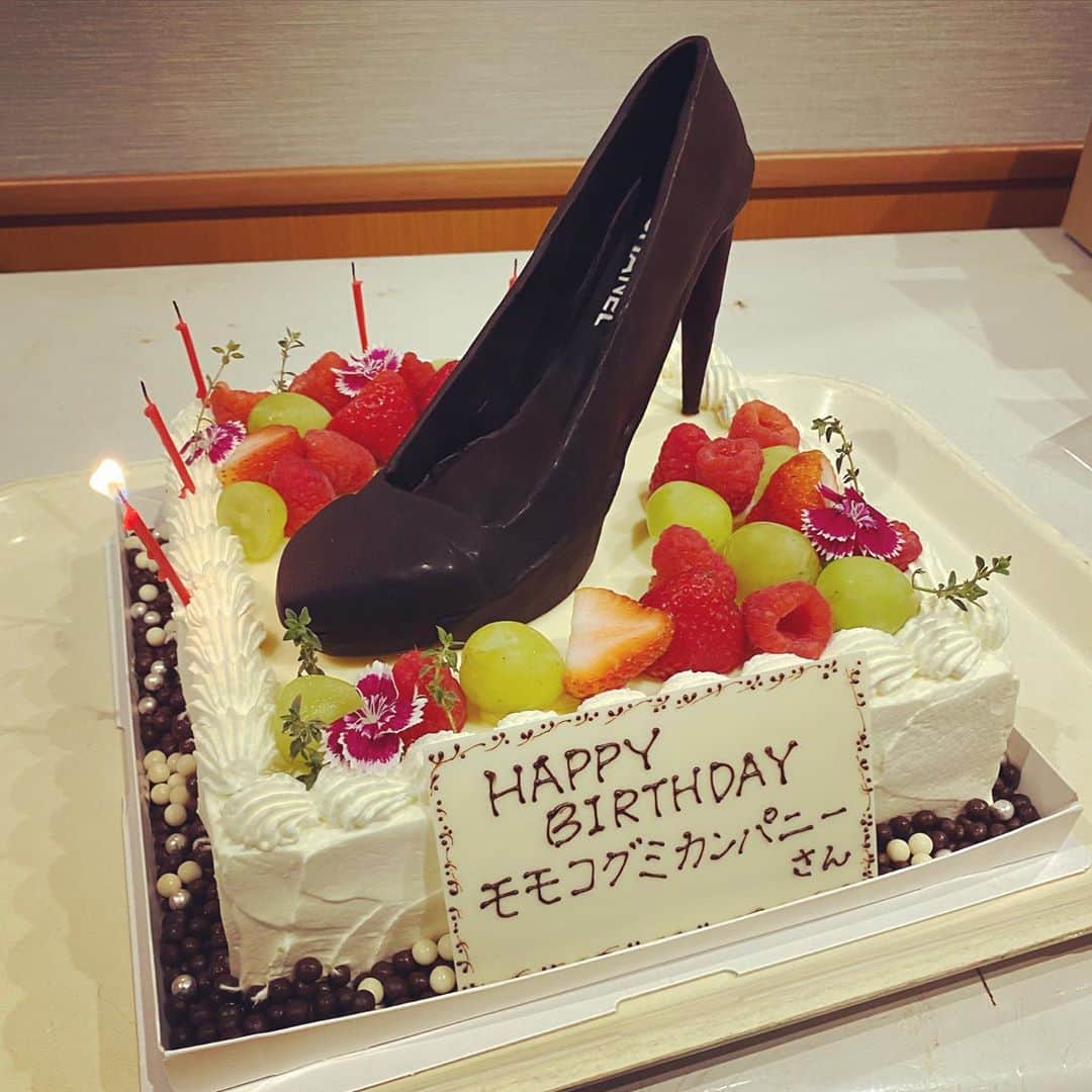 綾小路翔さんのインスタグラム写真 - (綾小路翔Instagram)「BiSHと氣志團。（撮影：俺）﻿ ﻿ 好き過ぎるよ、BiSH。﻿ 尊過ぎるよ、BiSH。﻿ たとえば君たちがいるだけで心が強くなれること、﻿ 何より大切なものに気づかせてくれるBiSH。﻿ ﻿ 二階席で踊り狂いながら愛を贈りました。﻿ 届いたかな。﻿ ﻿ 存在してくれてありがとう、BiSH。﻿ ﻿ #BiSH﻿ #箱推しです﻿ #ただついやたらと目で追ってしまうメンバーがいるだけ﻿ #箱推しです﻿ #モモコグミカンパニー﻿ #ハシヤスメアツコ ﻿ #お誕生日おめでとう﻿ #ケーキ﻿ #手違いでモモコ違いのケーキが届いてしまった﻿ #しかも感染予防のつもりでケースを被せて行ったらチョコのハイヒールが溶けてしまった﻿ #ごめんねモモちゃん﻿ #そして今年もあっちゃんにおまかせなステージでした﻿ #氣志團万博2020﻿ #家でYEAH!!﻿ #EXIT﻿ #瑛人  #岡崎体育﻿ #ゴールデンボンバー﻿ #米米CLUB﻿ #サンボマスター﻿ #渋谷すばる  #女王蜂﻿ #東京スカパラダイスオーケストラ  #DragonAsh﻿ #HYDE ﻿  #BiSH﻿ #森山直太朗  #ももいろクローバーZ﻿ #氣志團﻿  #氣志團万博最高かよ」9月29日 15時51分 - showayanocozey