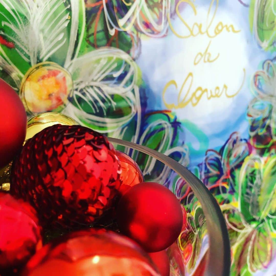 小川薫さんのインスタグラム写真 - (小川薫Instagram)「【2020クリスマスレッスン】 . 10月7日からクリスマスのおもてなしレッスンがスタートします🎄ハロウィーンもまだで、全国どこよりも早いクリスマスレッスンかもしれませんね。 12月19日まで3ヶ月にわたり開催します。おかげさまでほぼ満席のご予約を頂いています❤️ 料理、ドリンク、テーブルコーディネートと皆さまにこの一年の感謝を込めて私もスタッフもいま準備に励んでいます。ご案内できるお席は近日、お知らせさせて頂きます。 ご予約がまだの生徒さんは発表前にぜひご連絡頂ければ幸いです。今年さいごのレッスンでお会いできますように✨ . #おうちでclover #zoom #zoomオンラインレッスン  #オンライン料理レッスン　#オンライン料理教室  #salondeclover  #サロンドクローバー #小川薫 #おもてなし #おもてなし料理教室 #料理教室 #料理教室大阪　#料理研究家 #テーブルコーディネート #テーブルコーディネーター  #大阪料理教室 #cookingclass  #tablesetting  #tablecoordinate #おもてなし料理  #パーソナルレッスン #クリスマス　#クリスマス レッスン　#クリスマス料理　#クリスマスメニュー　#クリスマスのテーブル #秋冬のおもてなし」9月29日 15時52分 - salondeclover