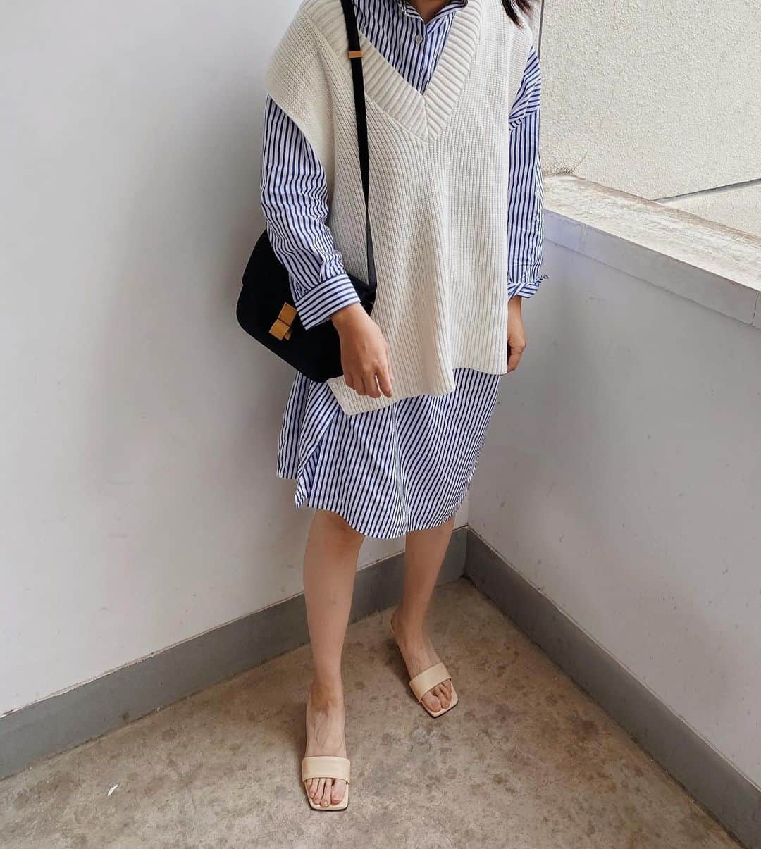 mixmatchisthekeyのインスタグラム：「knit vest over a dress」