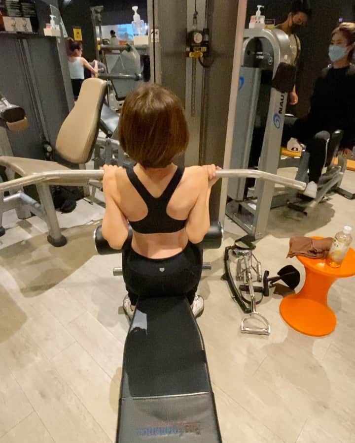 mimiのインスタグラム：「ゴルフに大切な背筋＋脇の後ろの筋肉を整えてますっ⛳️猫背改善🐱この晩はめっちゃ良く寝れた〜♬ まだゴルフクラブ握れてません😂w #ゴルフ復活への道 #筋トレ#筋トレ女子 #パーソナルトレーニング #ゴルフ女子 #ゴルフすきな人と繋がりたい」