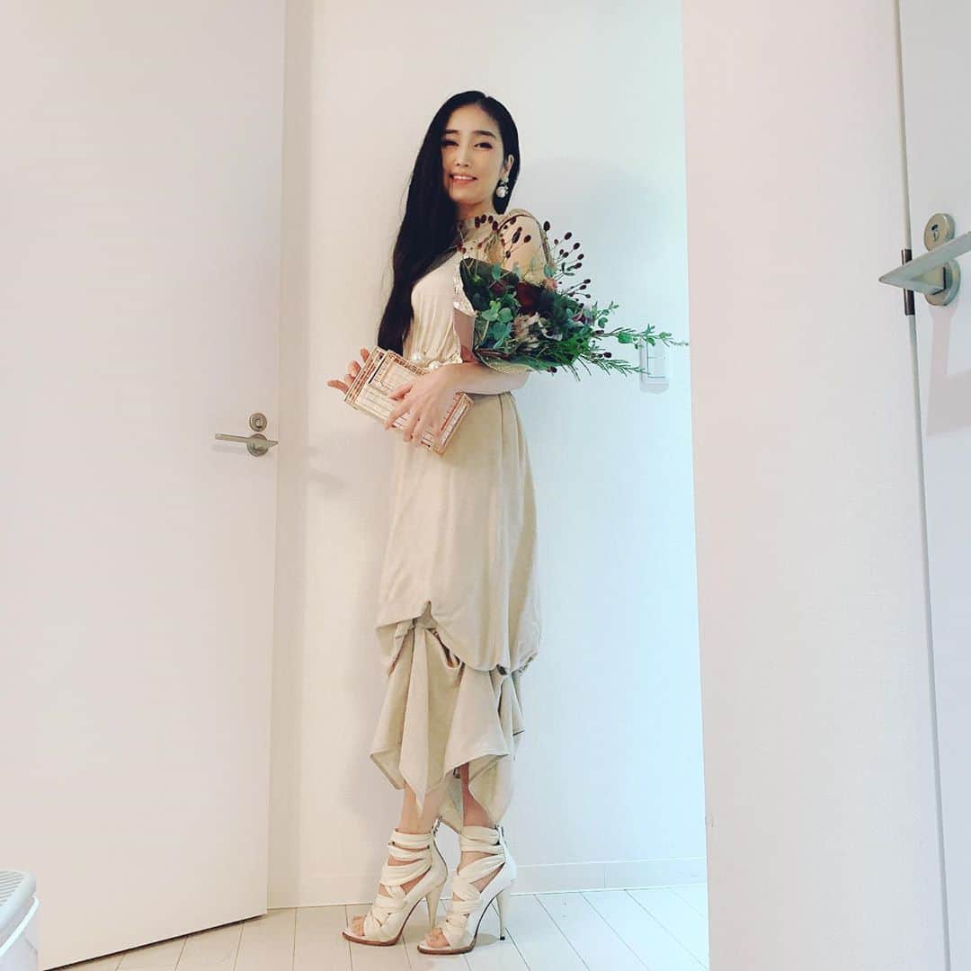 のインスタグラム：「今日はなゆちゃんのお誕生日！　どこにも出かける予定はないけどいちおうドレスアップしてチャラヒゲから花束をもらったよ〜！ トップス　#lanvin  スカート　#enfold  バッグ　#ceciliama サンダル　#givenchy  #コーデ　#コーディネート　#今日のコーデ　#誕生日　#花束」