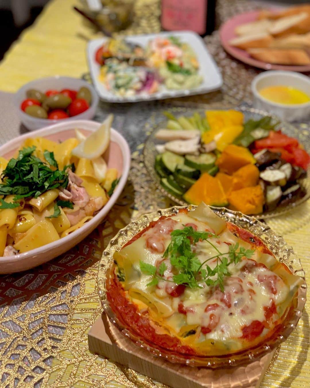 のインスタグラム：「８月の思い出投稿🥂 * 高校時代の大心友たちと おうちご飯💓 * 奇跡的にみんな東京在住なのに 4人で集まれたの数年ぶり🥺 * しかも🎂ケーキ持ってきてくれて 嬉しすぎた😘 いくつになっても バースデーケーキってテンション上がる〜😍笑 * #おうちご飯 #birthday #birthdaycake」