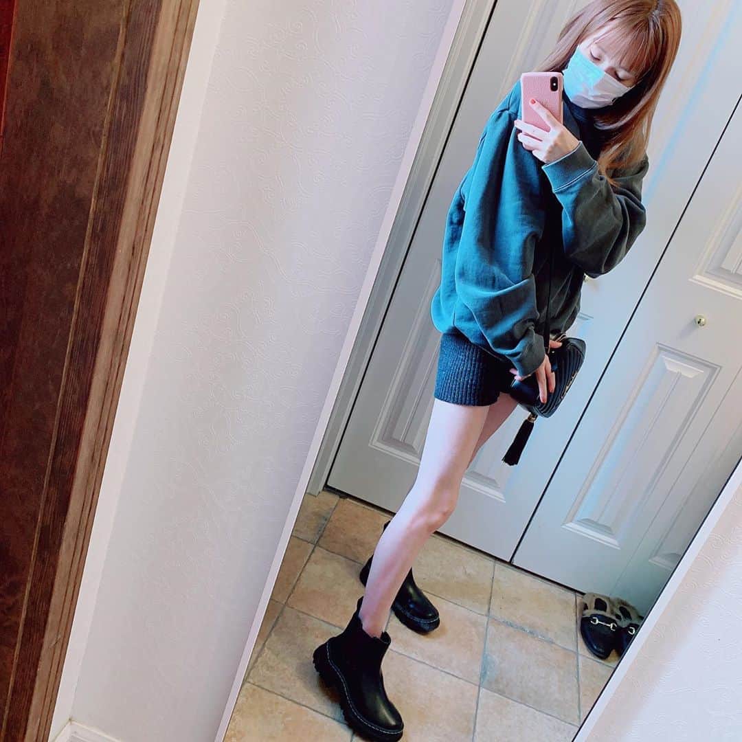 町田亜里香のインスタグラム：「today's...❤️ 去年くらいからはまってる。 @_juemi_ code👗。 とにかくすぐ売り切れるjuemi 迷ったら終わり完売です。笑 スウェットとニットショーパン 色違いほしいな🥴★ . . 急に風が冷たくなってきて、 寒い🥶。 お店の中とかもやばい😱。 スウェットの季節ですね🥺 adidasのジャージもいい季節🍄 なのにじゅなに取られた😱 在庫切れで新しいのも買えない😱 . . ブーツは @emoda_official 👢 . . 3枚目は、 わんこ入場🐩笑 道路散歩がすきなわんこ🐩。 でかい。笑 #ウィペット です🐕。笑 . . 脚やせやdietはハイライトを ご覧くださいませ🤔⭐︎ . . #juemi #code #mama  #ママコーデ #ysl #yslbag #スウェットコーデ #ニットパンツ  #スウェット #秋コーデ #秋服」